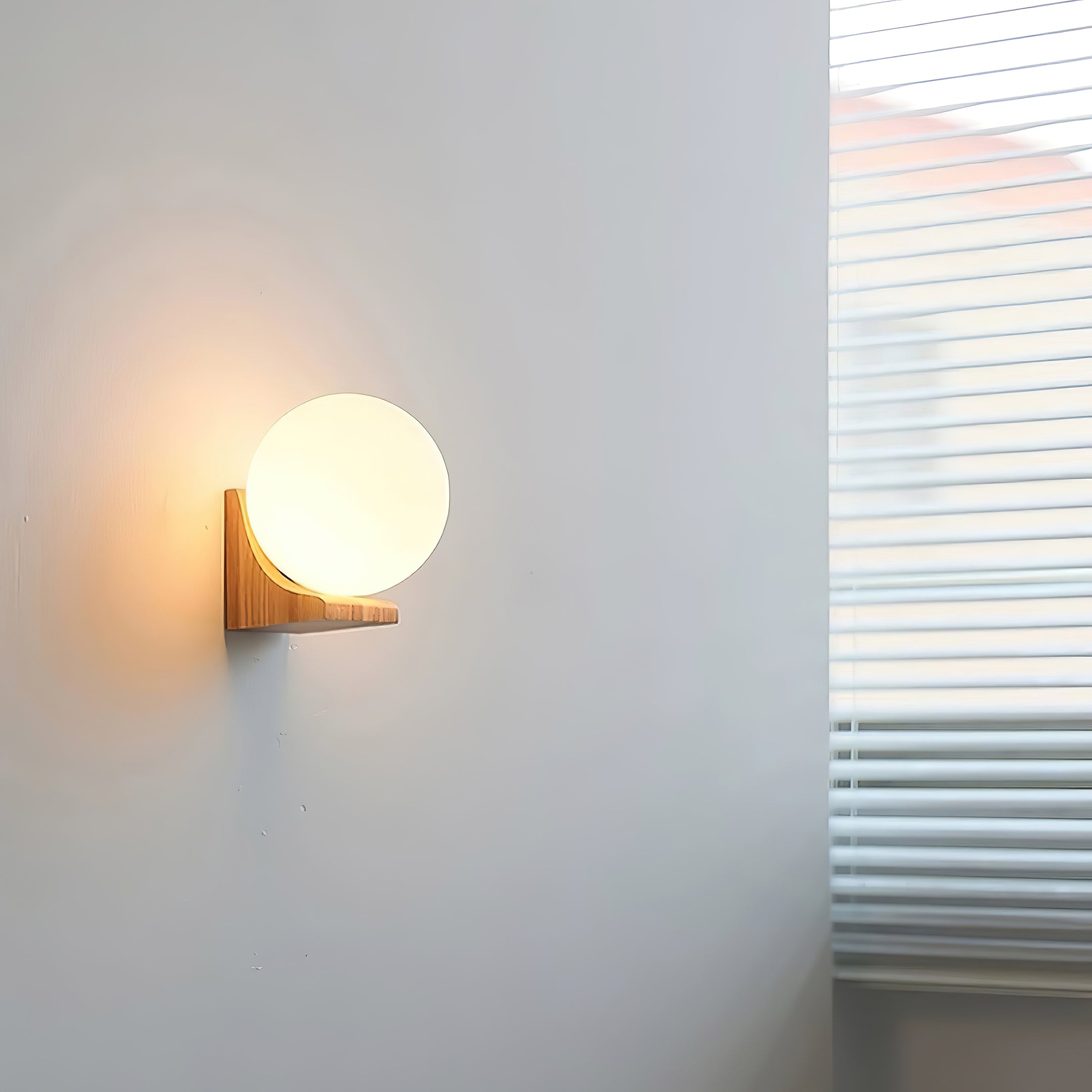 Wandlamp met Glazen Bol en Houten Beugel – Walnoot of Essenhout – Modern Landelijke Stijl | Sansoti