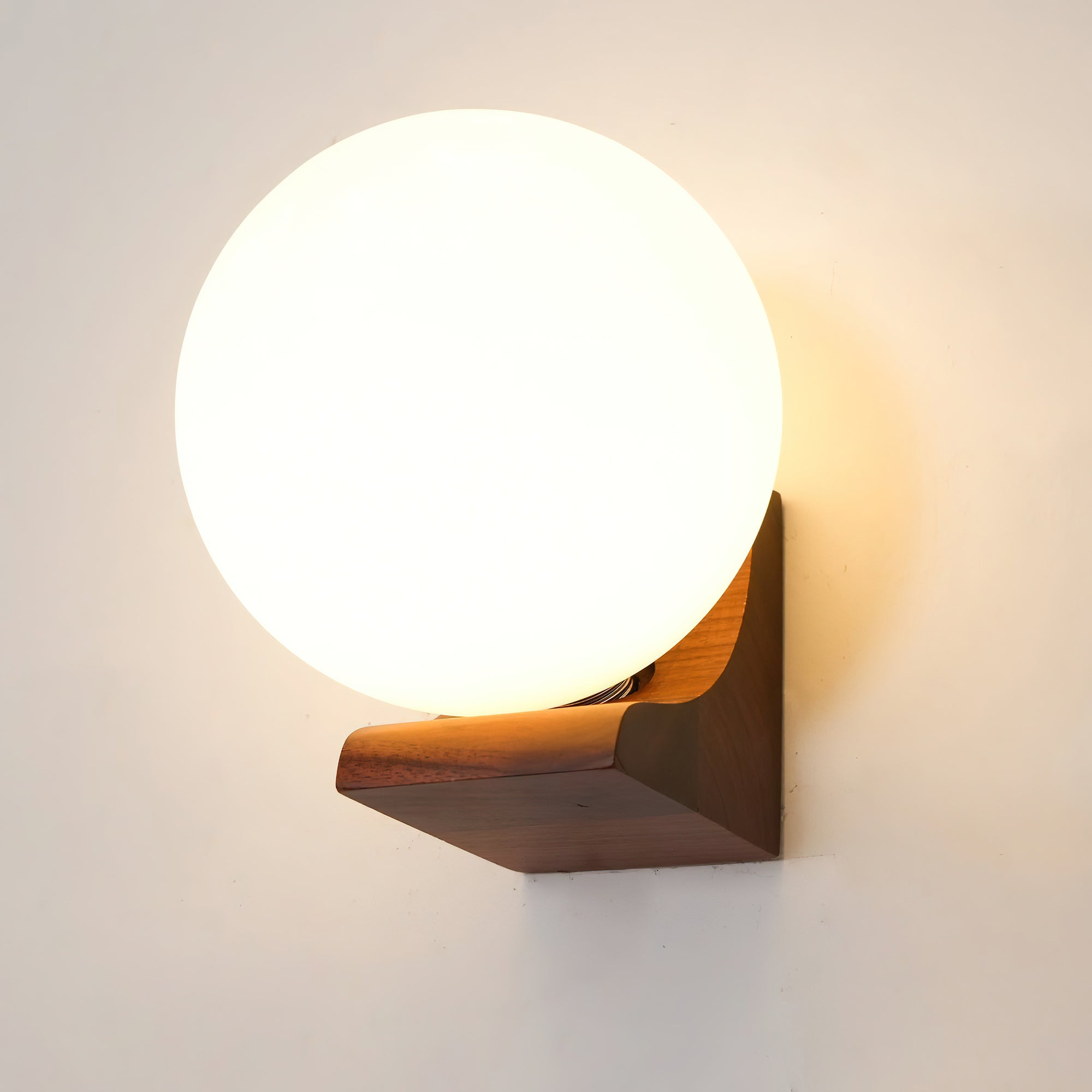 Wandlamp met Glazen Bol en Houten Beugel – Walnoot of Essenhout – Modern Landelijke Stijl | Sansoti