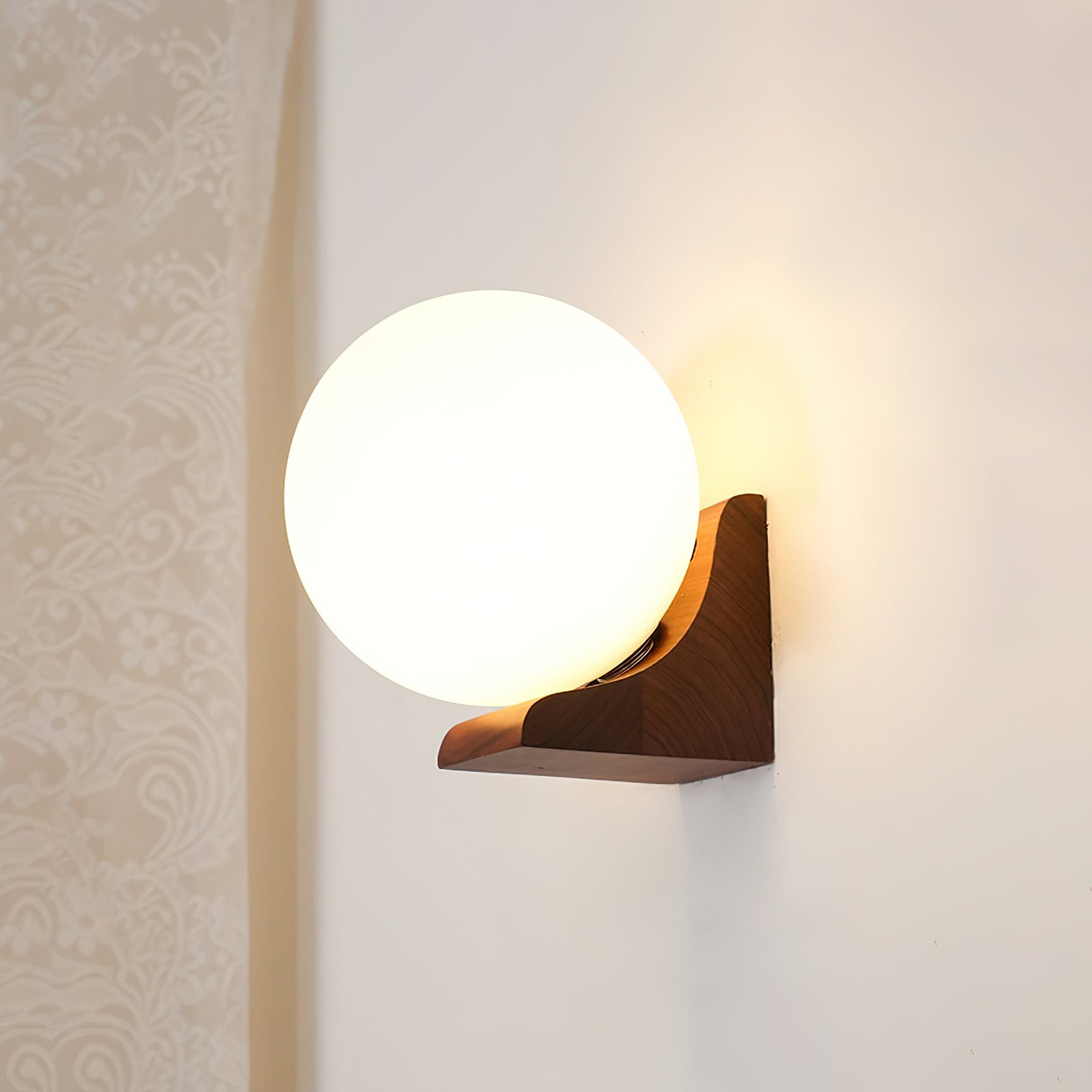 Wandlamp met Glazen Bol en Houten Beugel – Walnoot of Essenhout – Modern Landelijke Stijl | Sansoti