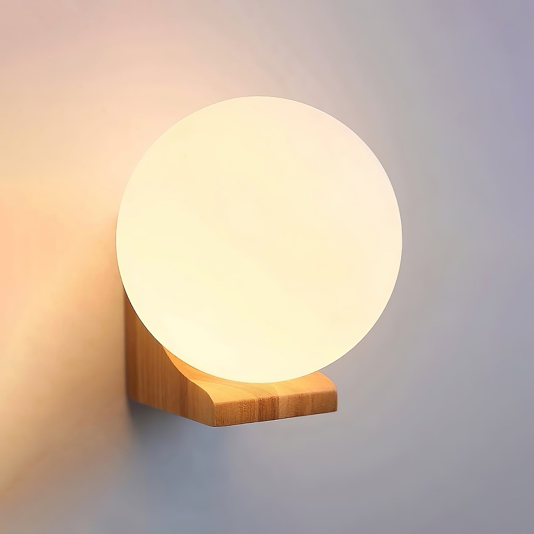 Wandlamp met Glazen Bol en Houten Beugel – Walnoot of Essenhout – Modern Landelijke Stijl | Sansoti