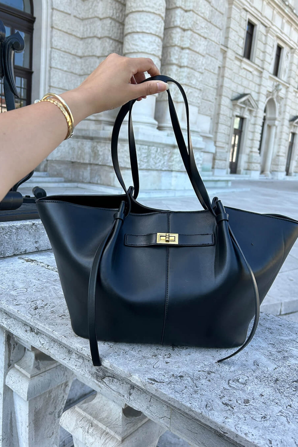Ruime Shopper Tas met Metalen Sluiting en Comfortabele Schouderhengsels voor Dagelijks Gebruik en Boodschappen | Sansoti