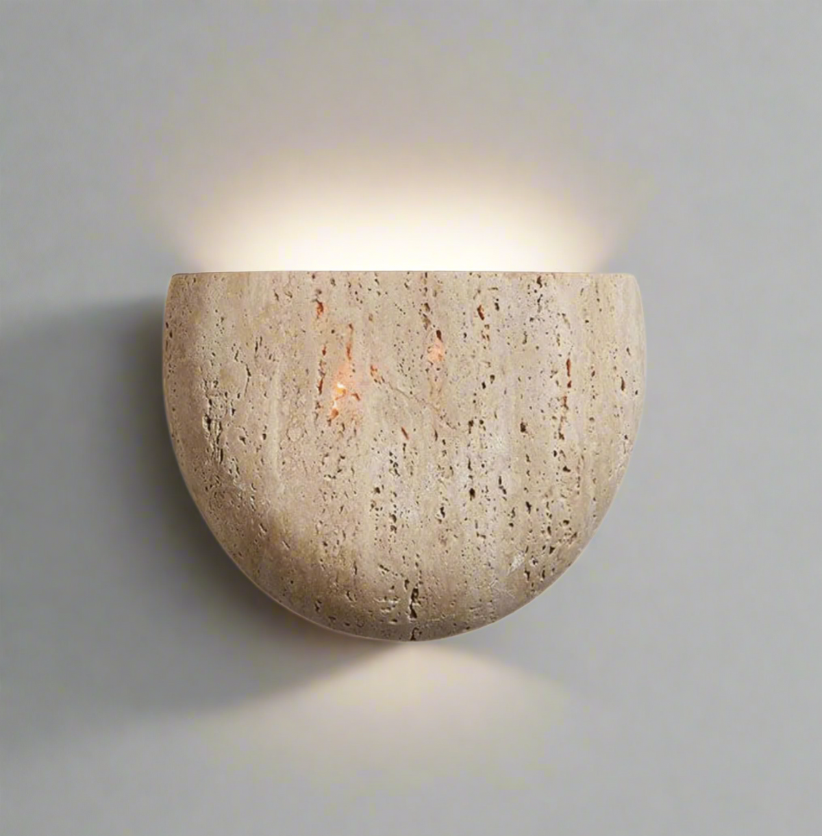 Travertin-Wandleuchte aus Naturstein Beige Warmweißes Licht für Schlafzimmer, Flur und Wohnzimmer Modernes stimmungsvolles Interieur | Sansoti
