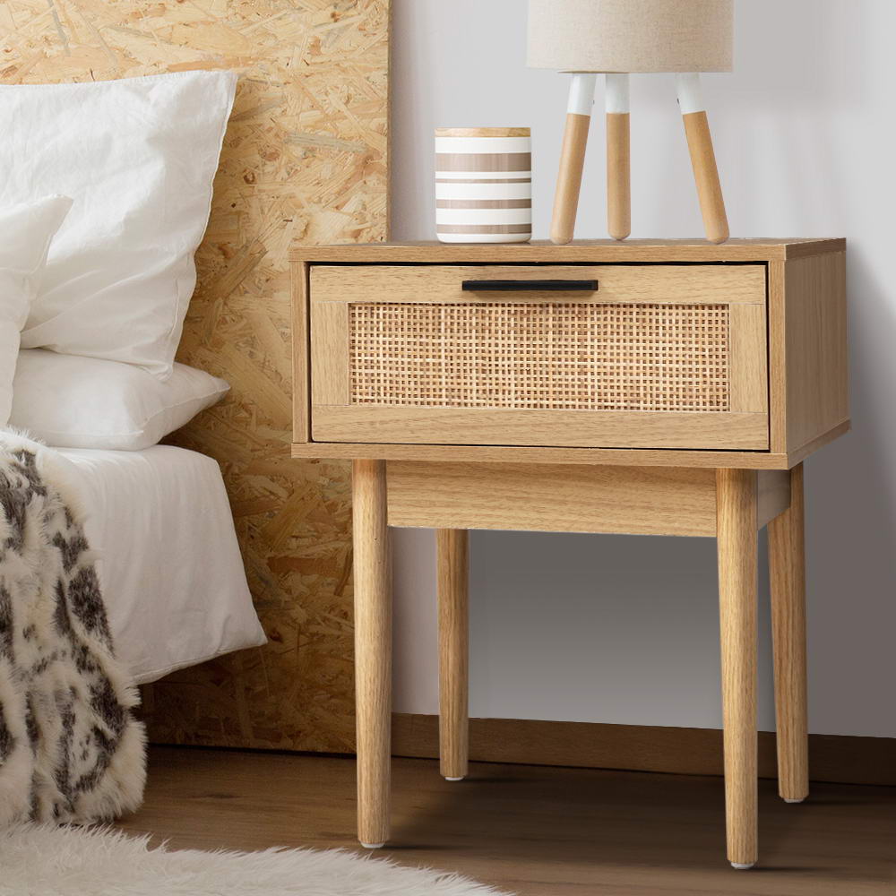 Nachttisch mit Rattanschublade und Holzbeinen – Kompaktes Boho-Design 40 cm | Restfield