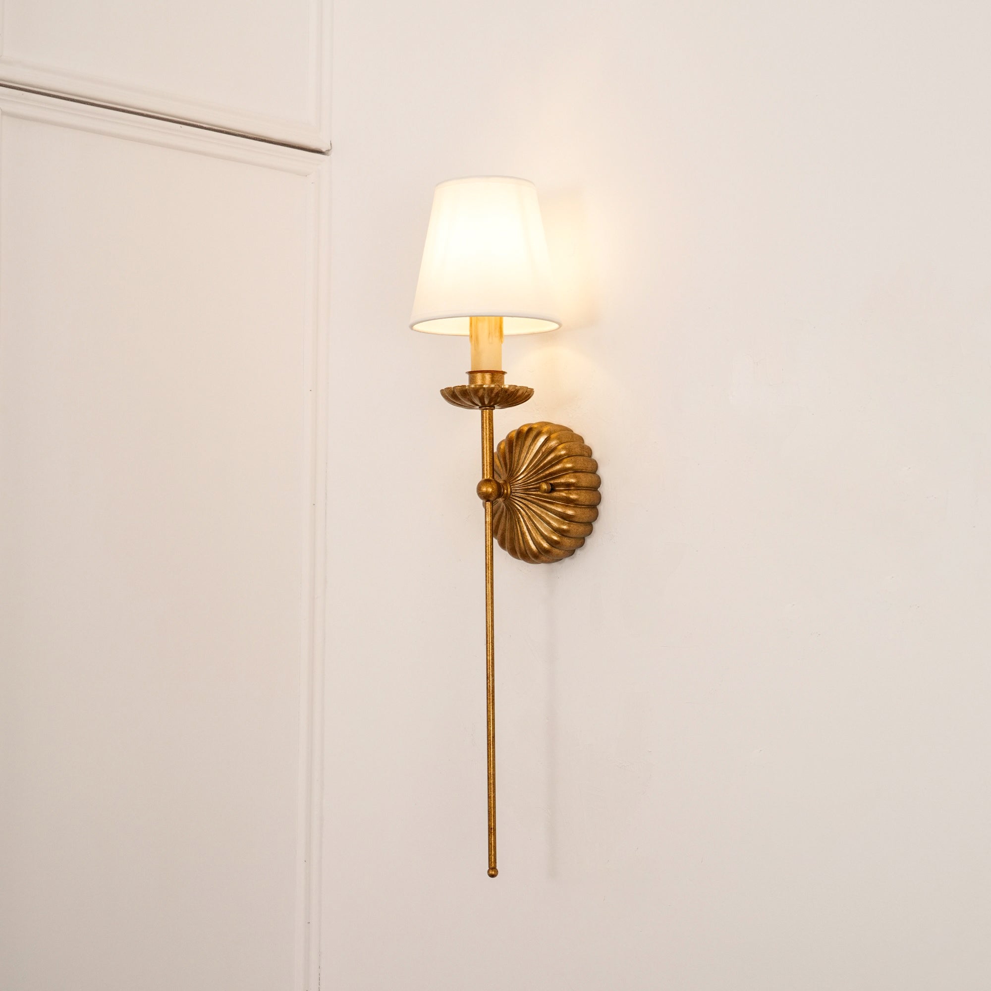 Luxe dubbele wandlamp met stoffen kap en antiek goud bladgoud afwerking voor hal en woonkamer | Sansoti