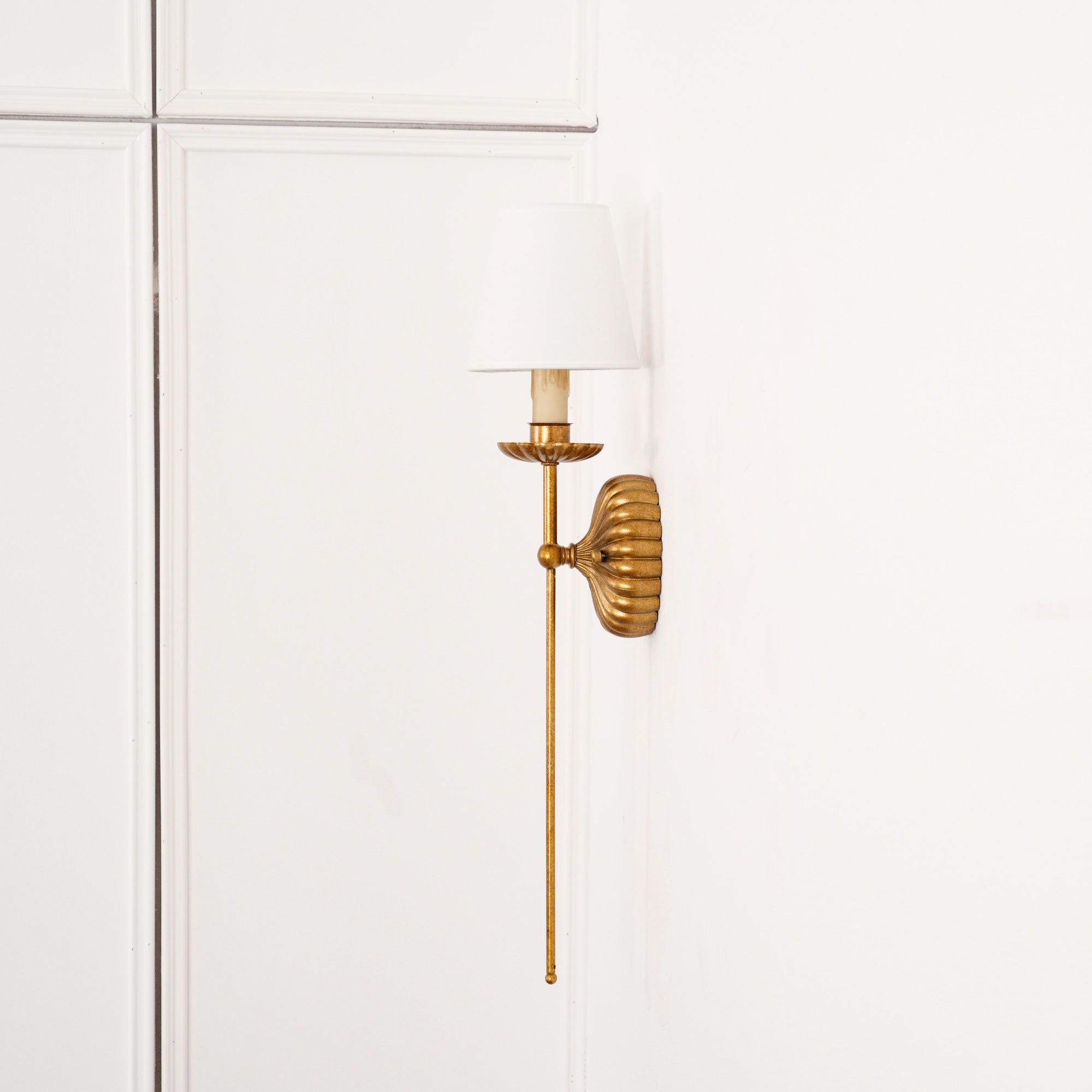 Luxe dubbele wandlamp met stoffen kap en antiek goud bladgoud afwerking voor hal en woonkamer | Sansoti