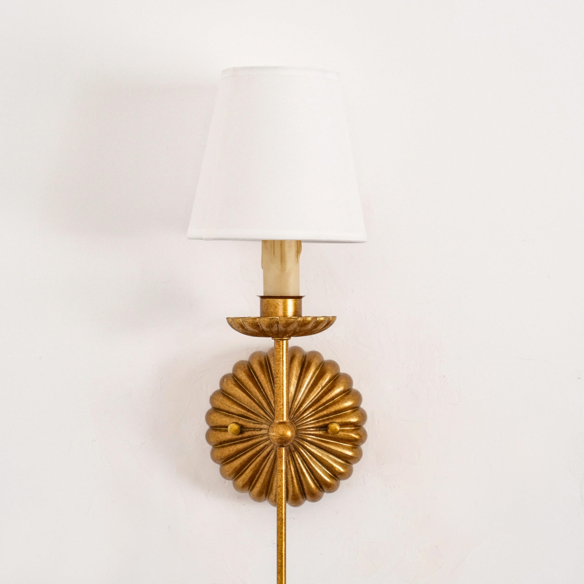 Luxe dubbele wandlamp met stoffen kap en antiek goud bladgoud afwerking voor hal en woonkamer | Sansoti