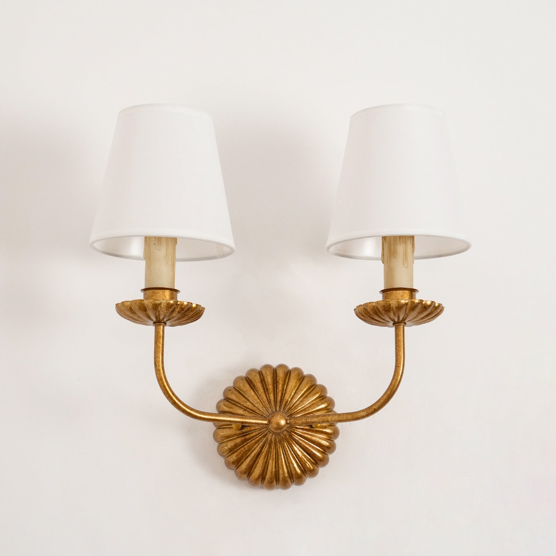 Luxe dubbele wandlamp met stoffen kap en antiek goud bladgoud afwerking voor hal en woonkamer | Sansoti