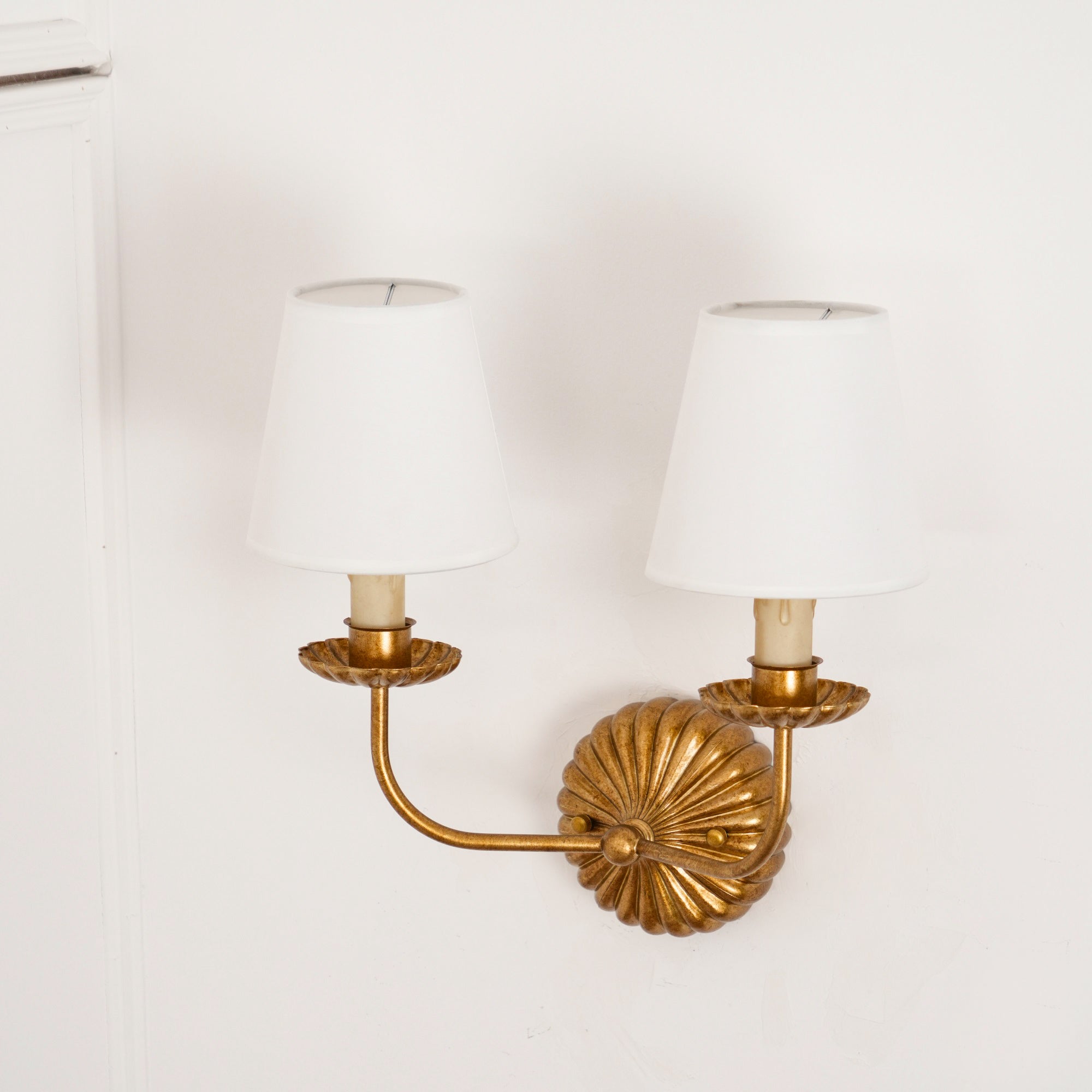 Luxe dubbele wandlamp met stoffen kap en antiek goud bladgoud afwerking voor hal en woonkamer | Sansoti