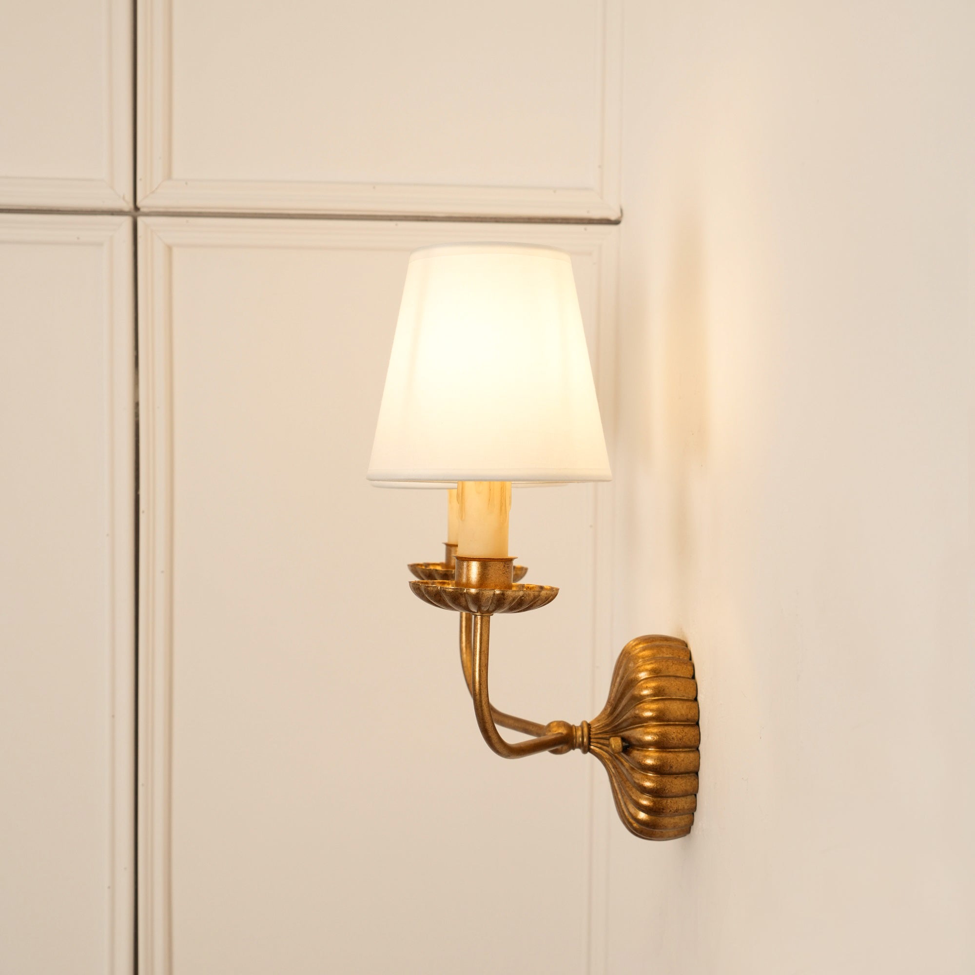 Luxe dubbele wandlamp met stoffen kap en antiek goud bladgoud afwerking voor hal en woonkamer | Sansoti