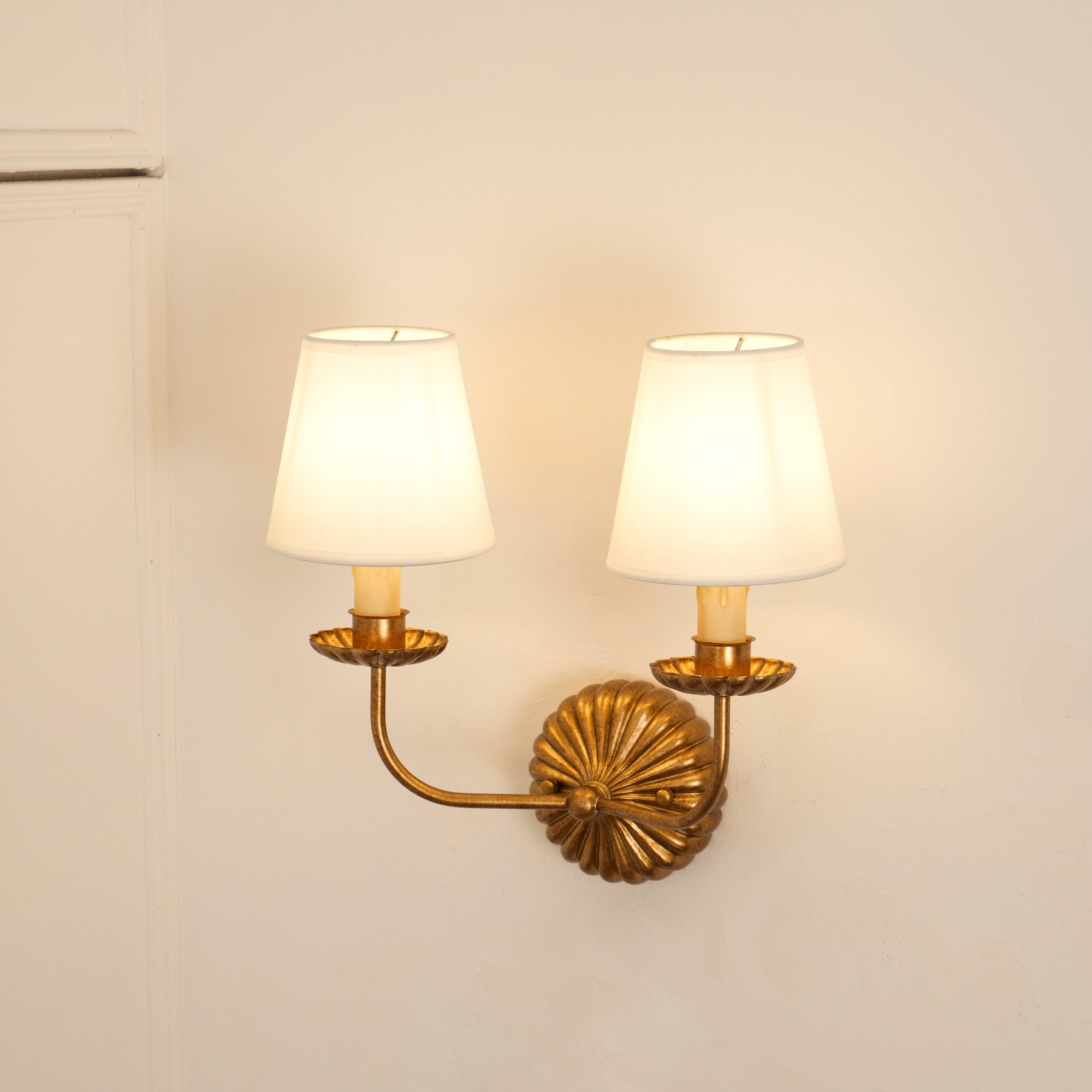 Luxe dubbele wandlamp met stoffen kap en antiek goud bladgoud afwerking voor hal en woonkamer | Sansoti