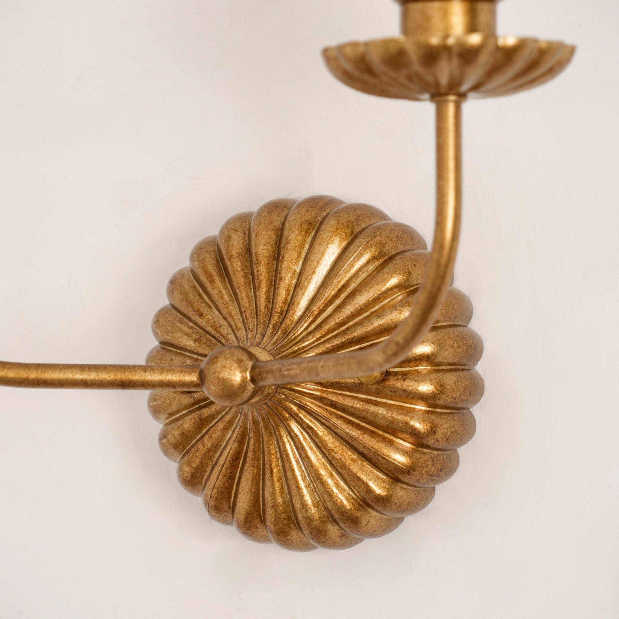 Luxe dubbele wandlamp met stoffen kap en antiek goud bladgoud afwerking voor hal en woonkamer | Sansoti