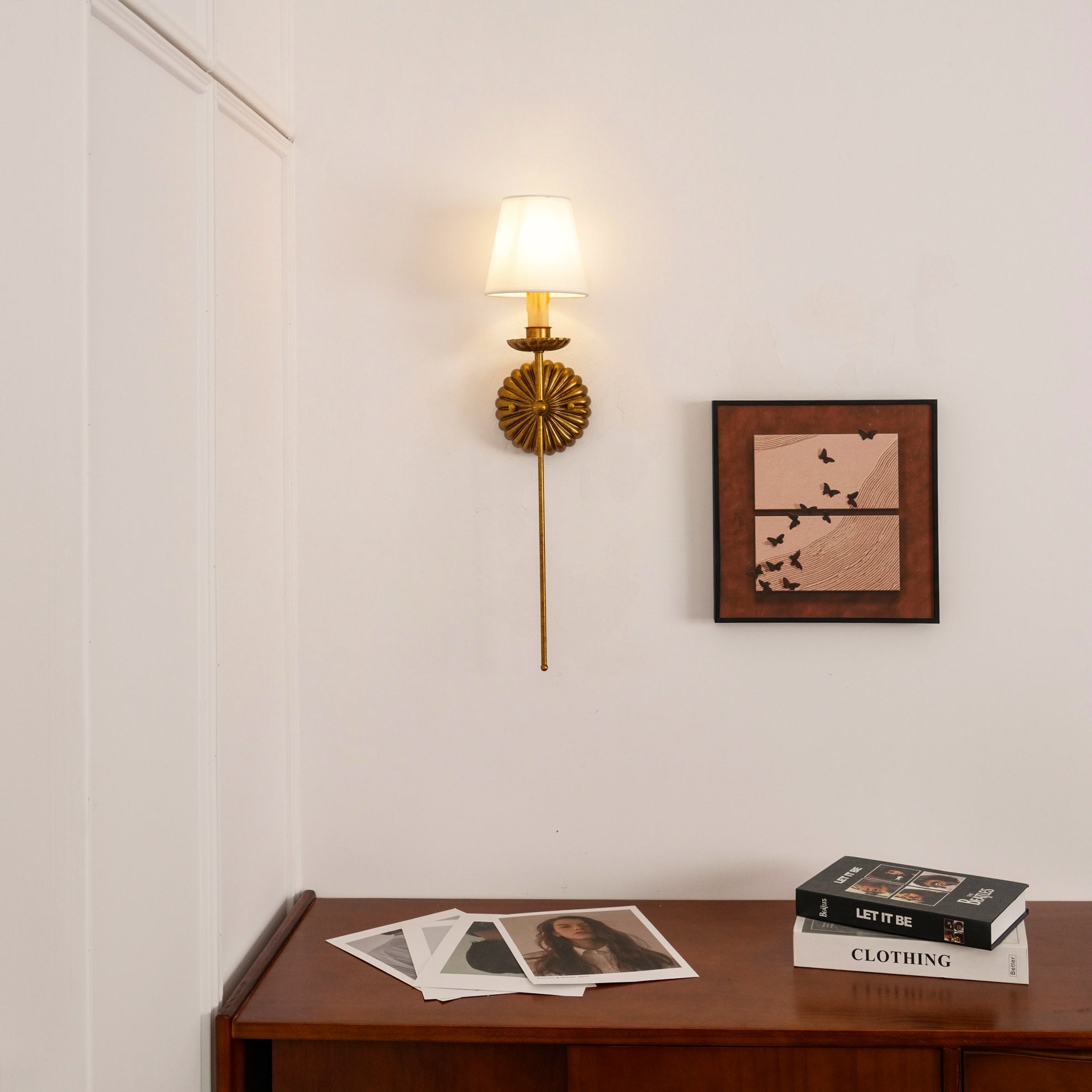 Luxe dubbele wandlamp met stoffen kap en antiek goud bladgoud afwerking voor hal en woonkamer | Sansoti