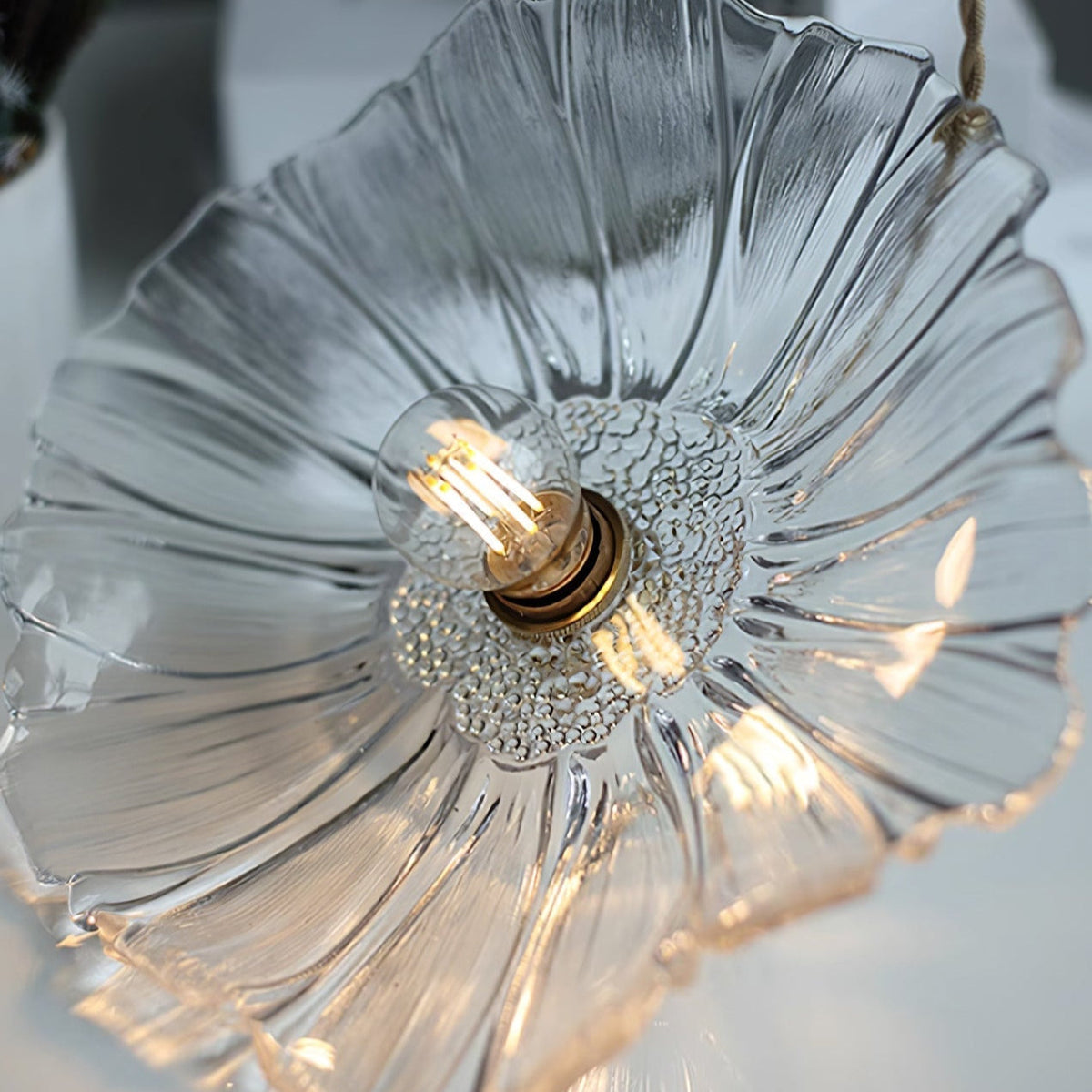 Glas-Blumen-Decken- und Hängeleuchte mit Messing-Innenlicht im Retro-Design für Esszimmer und Schlafzimmer | Sansoti