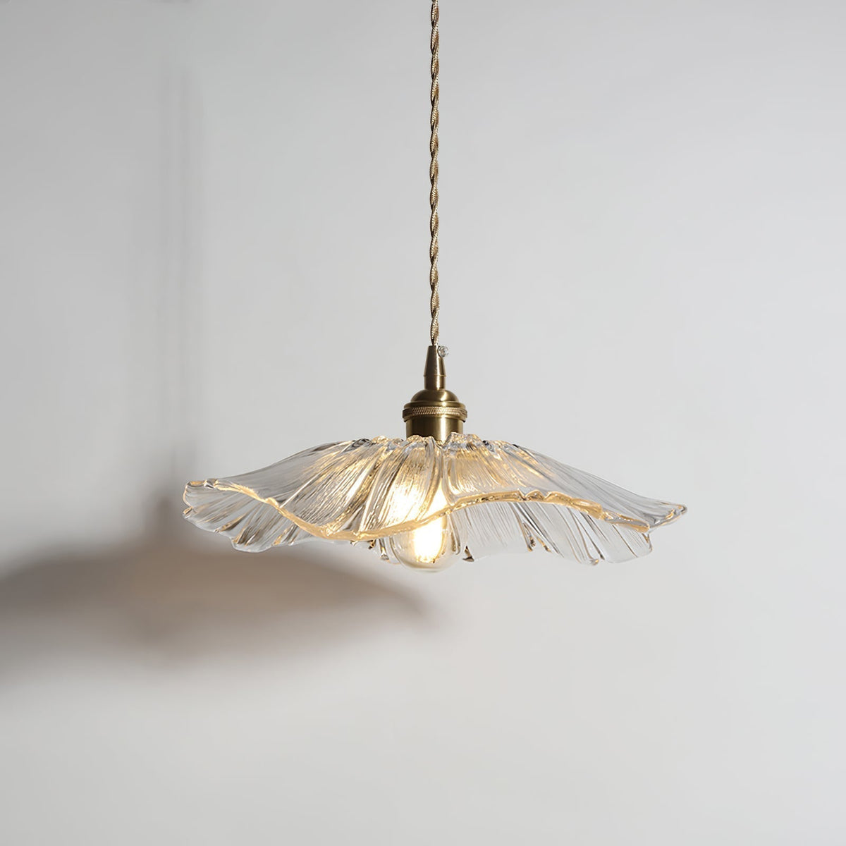 Glas-Blumen-Decken- und Hängeleuchte mit Messing-Innenlicht im Retro-Design für Esszimmer und Schlafzimmer | Sansoti