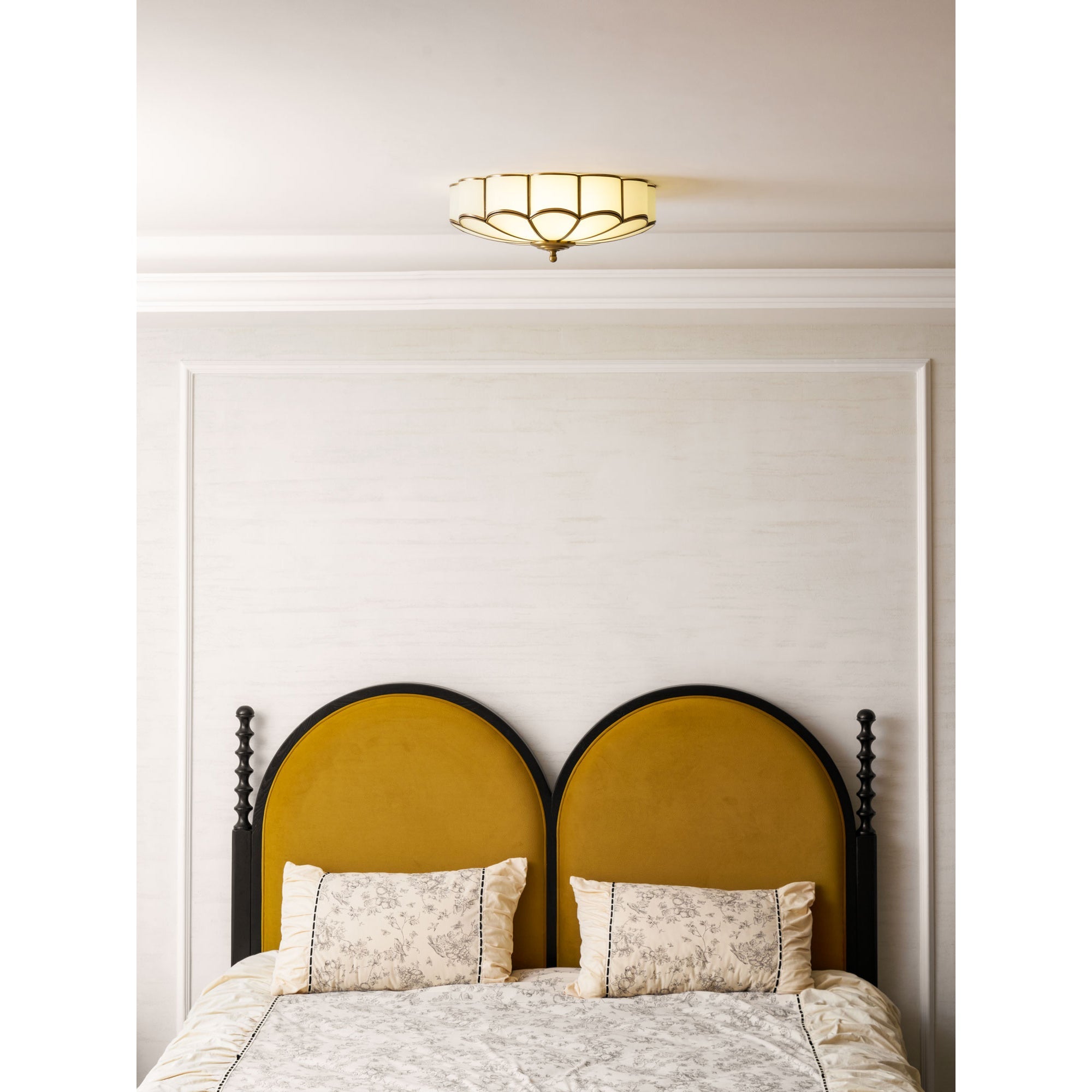Blumenförmige Deckenlampe aus Glas mit Messing-Finish – Postmodernes Design mit 3, 4 oder 6 Lichtern | Restfield