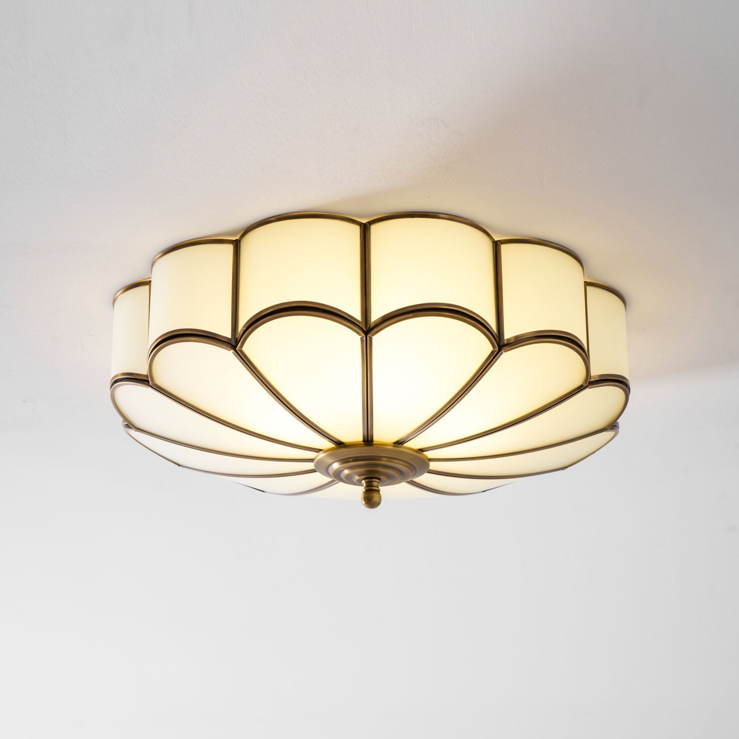 Blumenförmige Deckenlampe aus Glas mit Messing-Finish – Postmodernes Design mit 3, 4 oder 6 Lichtern | Restfield