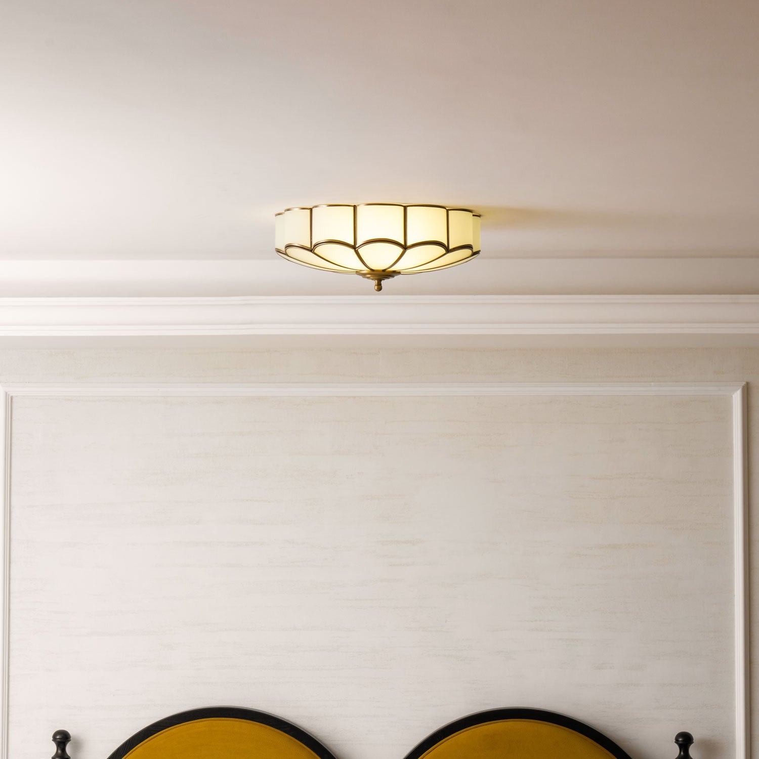 Blumenförmige Deckenlampe aus Glas mit Messing-Finish – Postmodernes Design mit 3, 4 oder 6 Lichtern | Restfield