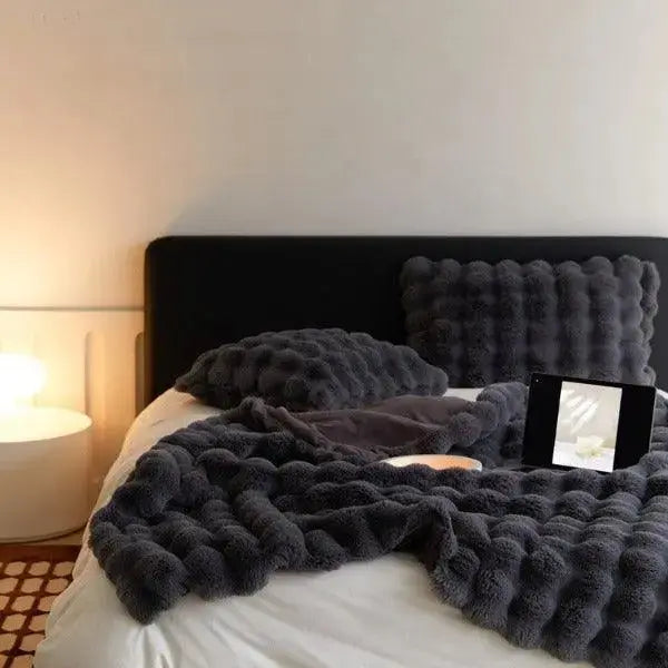 Cuddle-soft fleece throw with bubble texture for sofa and bed, winter warmth, decorative blanket, Scandinavian | Sansoti