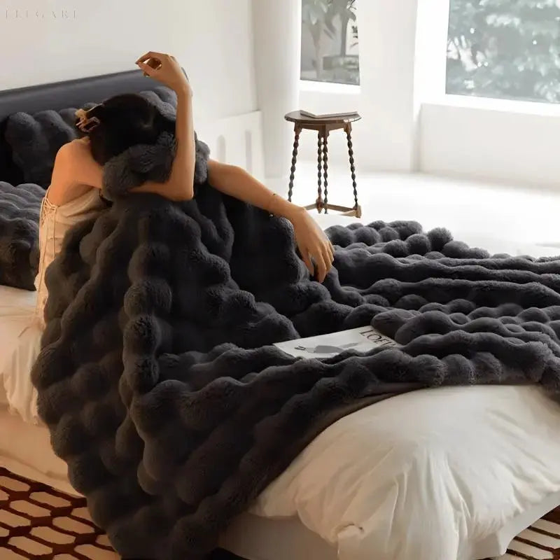Cuddle-soft fleece throw with bubble texture for sofa and bed, winter warmth, decorative blanket, Scandinavian | Sansoti