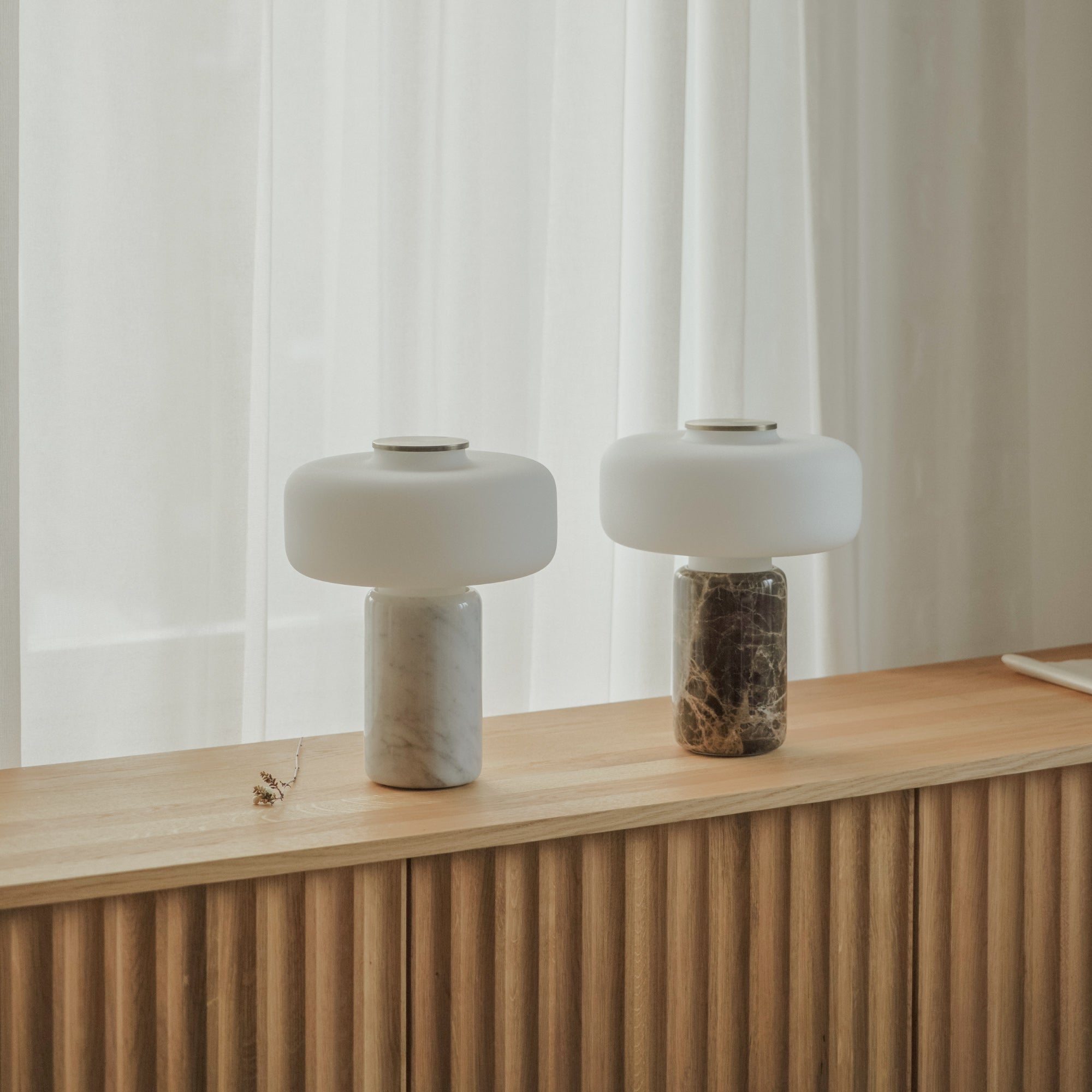 Oplaadbare Marmeren Tafellamp met Opaalglaskapje – Dimbaar Draadloos Sfeerlicht met Natuursteen Basis voor Woonkamer Slaapkamer Luxe Interieur | Sansoti