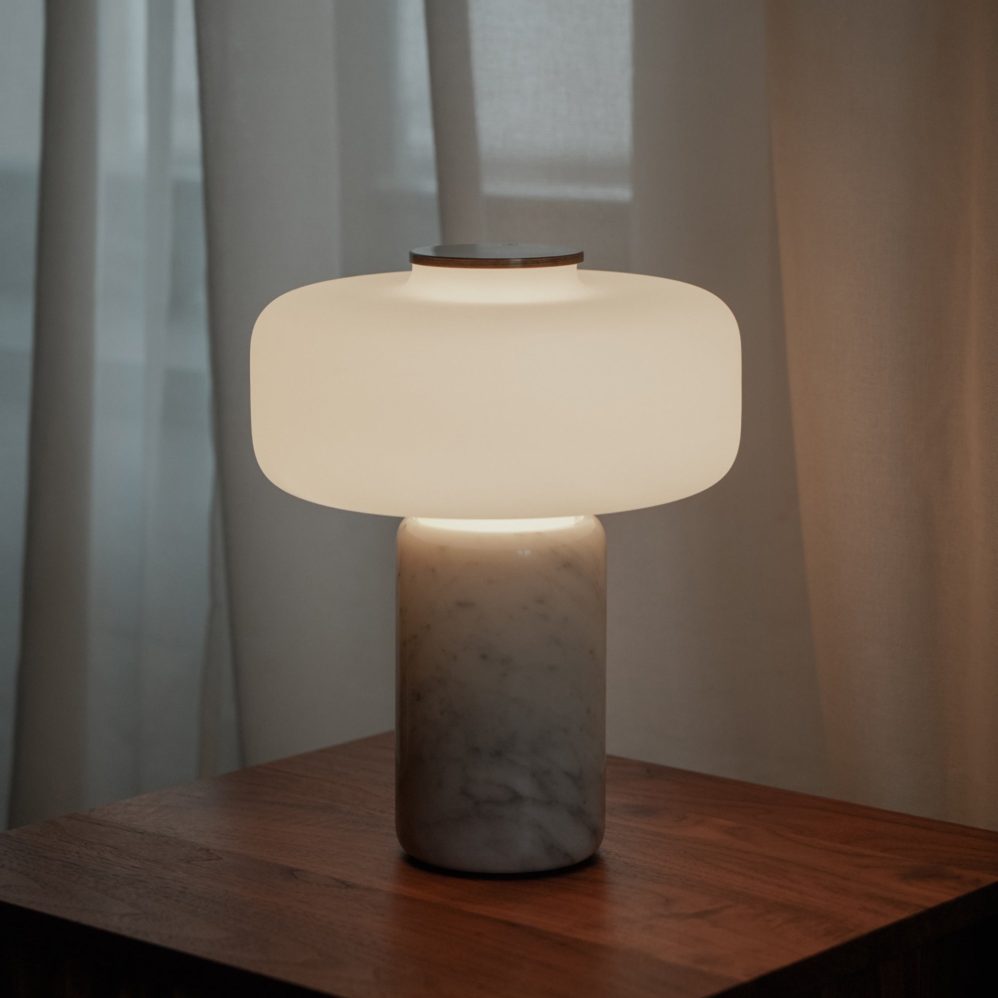Oplaadbare Marmeren Tafellamp met Opaalglaskapje – Dimbaar Draadloos Sfeerlicht met Natuursteen Basis voor Woonkamer Slaapkamer Luxe Interieur | Sansoti