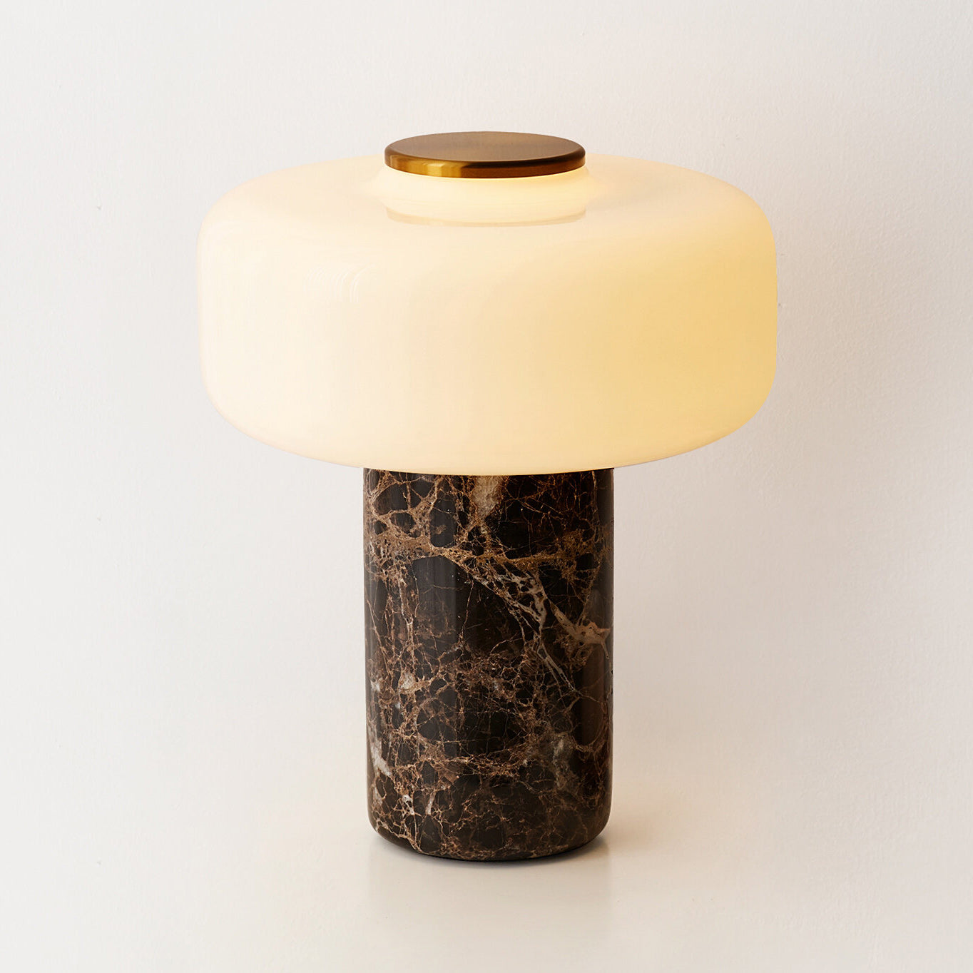 Oplaadbare Marmeren Tafellamp met Opaalglaskapje – Dimbaar Draadloos Sfeerlicht met Natuursteen Basis voor Woonkamer Slaapkamer Luxe Interieur | Sansoti