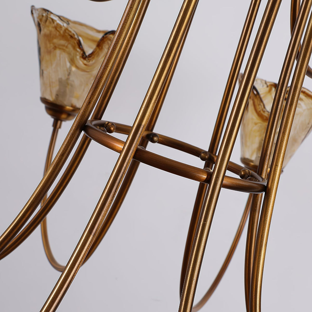 Kronleuchter aus Messing mit bernsteinfarbenen Glasschirmen, mehreren Leuchtpunkten, Pendelleuchte für Esstisch und Wohnzimmer, E14-Stimmungsbeleuchtung | Sansoti