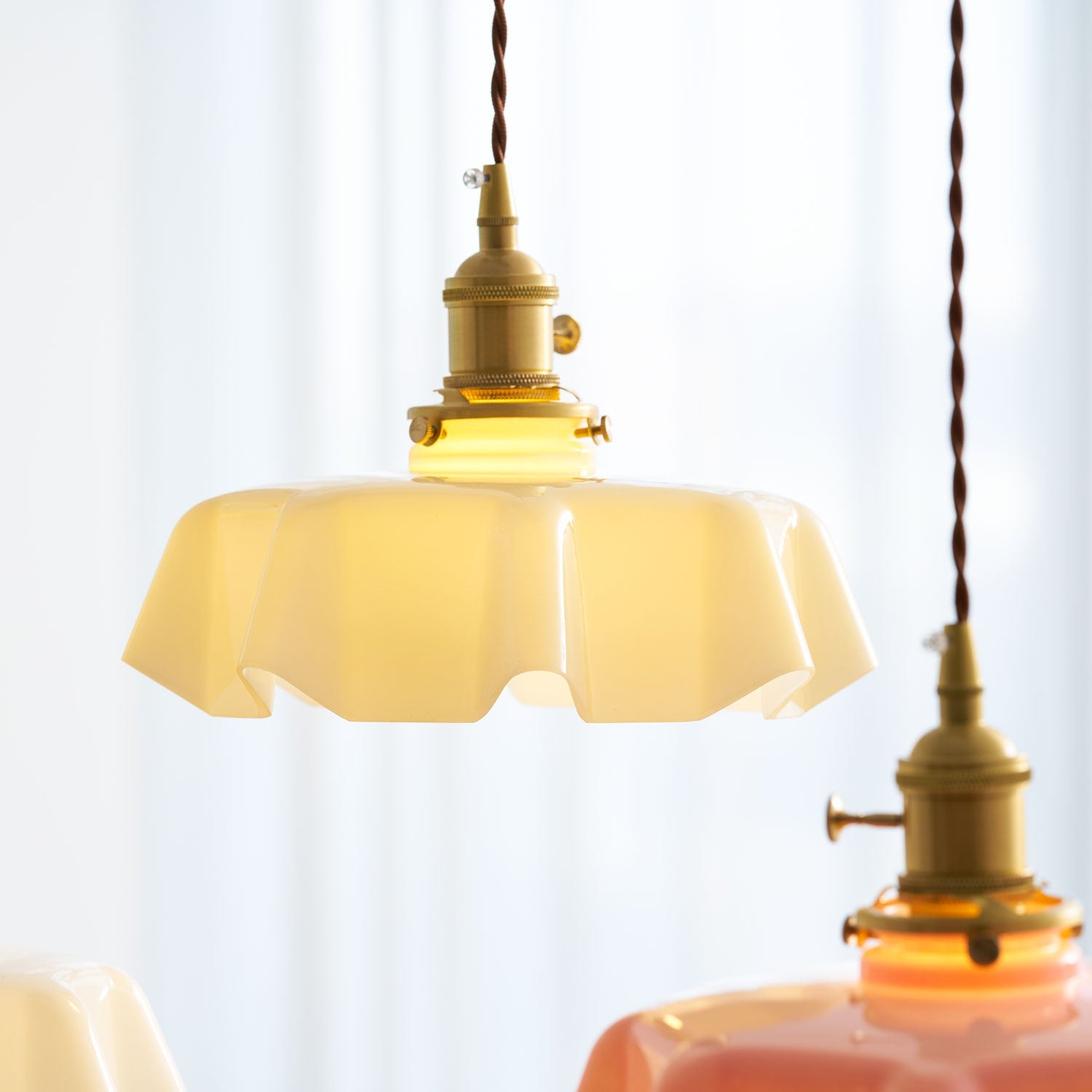 Geplooide Glazen Hanglamp met Messing Armatuur — Vintage Franse Stijl in Wit, Beige, Roze of Blauw — Verstelbare Kabel 150 cm | Sansoti