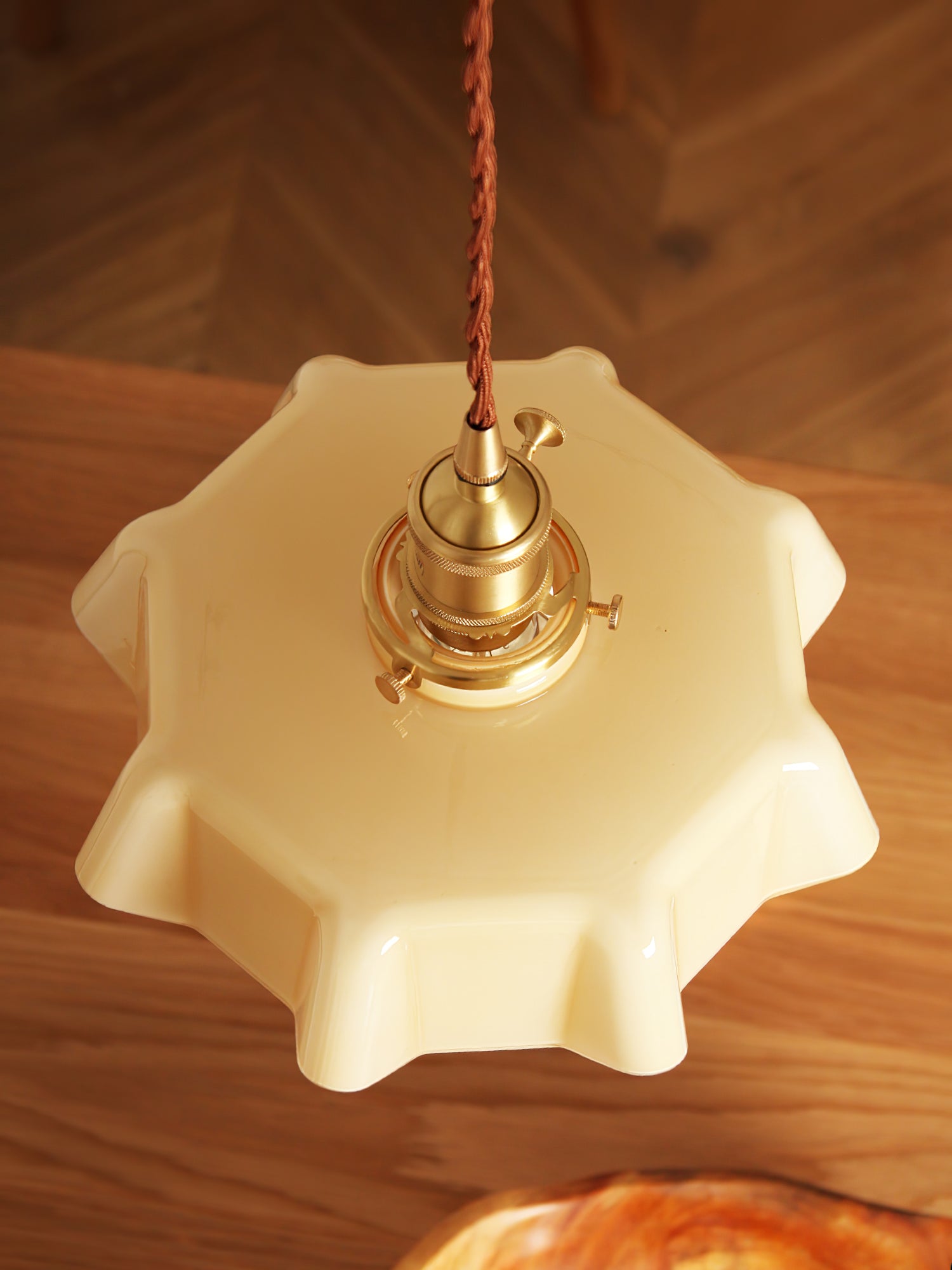 Geplooide Glazen Hanglamp met Messing Armatuur — Vintage Franse Stijl in Wit, Beige, Roze of Blauw — Verstelbare Kabel 150 cm | Sansoti