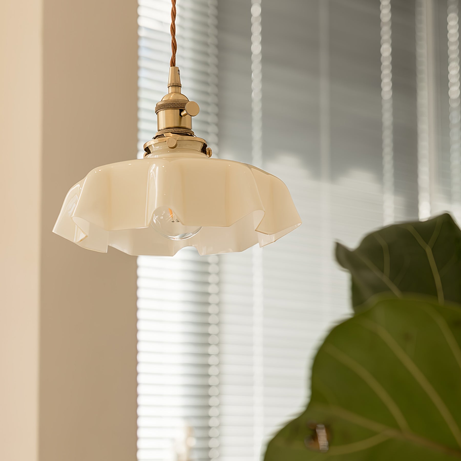 Geplooide Glazen Hanglamp met Messing Armatuur — Vintage Franse Stijl in Wit, Beige, Roze of Blauw — Verstelbare Kabel 150 cm | Sansoti