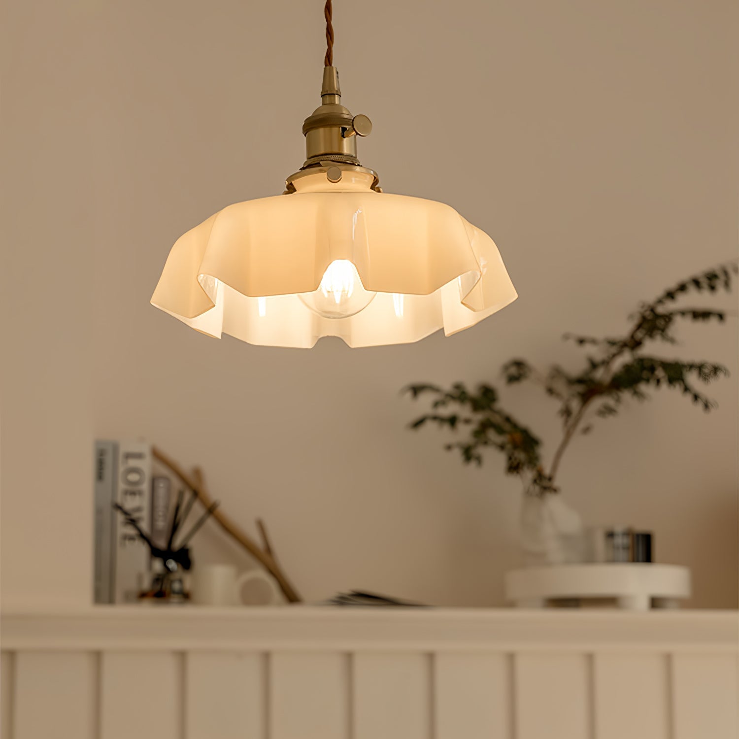 Geplooide Glazen Hanglamp met Messing Armatuur — Vintage Franse Stijl in Wit, Beige, Roze of Blauw — Verstelbare Kabel 150 cm | Sansoti