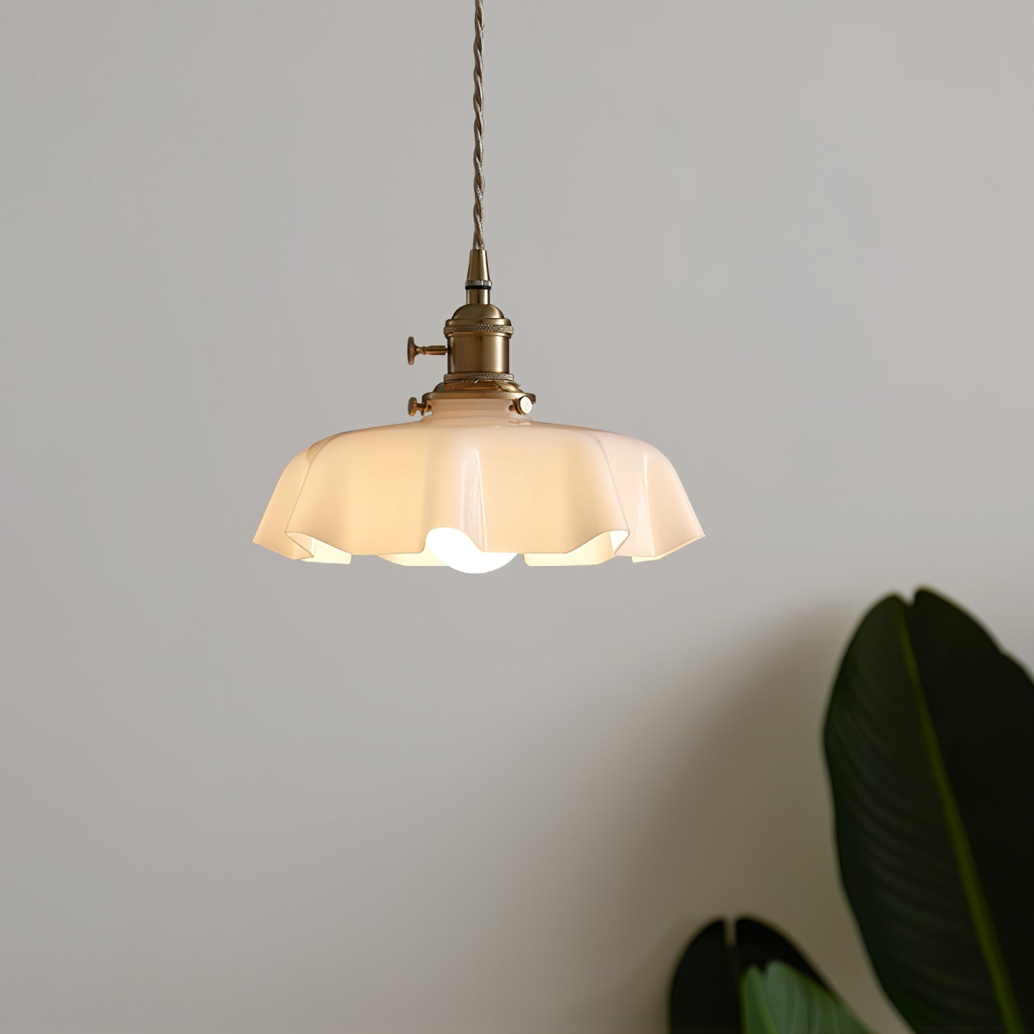 Geplooide Glazen Hanglamp met Messing Armatuur — Vintage Franse Stijl in Wit, Beige, Roze of Blauw — Verstelbare Kabel 150 cm | Sansoti