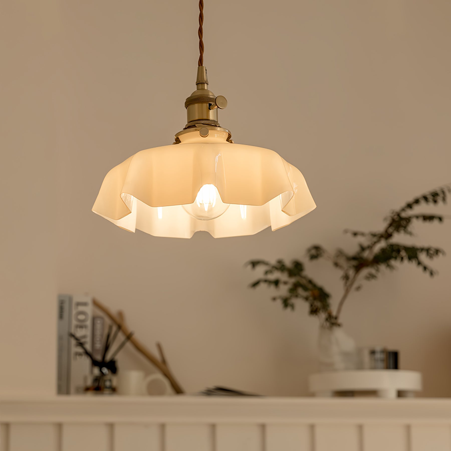 Geplooide Glazen Hanglamp met Messing Armatuur — Vintage Franse Stijl in Wit, Beige, Roze of Blauw — Verstelbare Kabel 150 cm | Sansoti