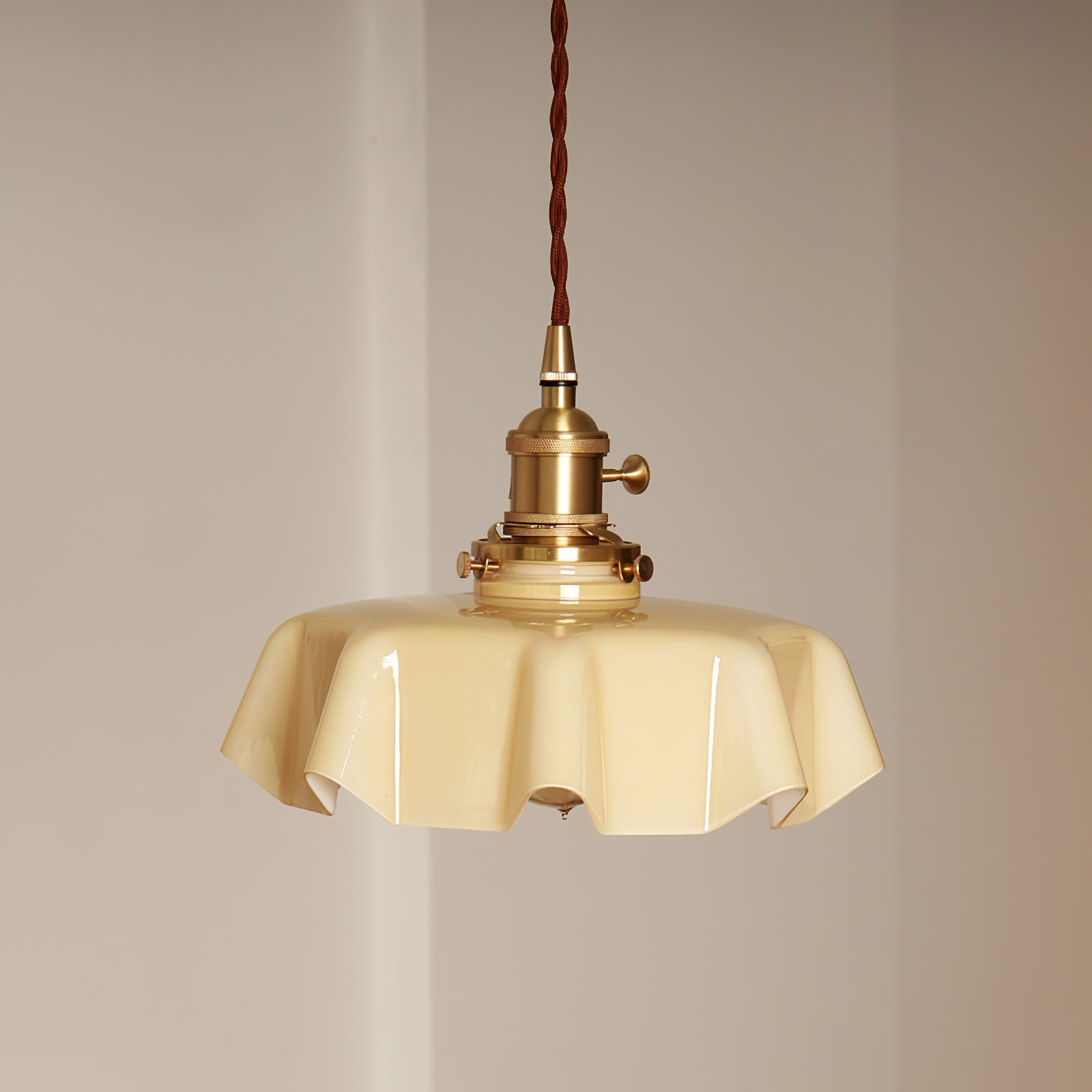 Geplooide Glazen Hanglamp met Messing Armatuur — Vintage Franse Stijl in Wit, Beige, Roze of Blauw — Verstelbare Kabel 150 cm | Sansoti