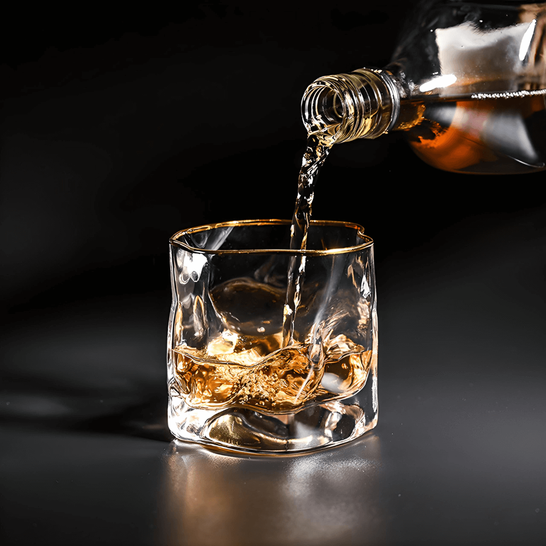Japanisches Kristall-Whiskyglas mit goldfarbenem Akzent und Reliefstruktur - Premium-Trinkglas für Whisky, Cocktails und Spirituosen zu Hause | Sansoti