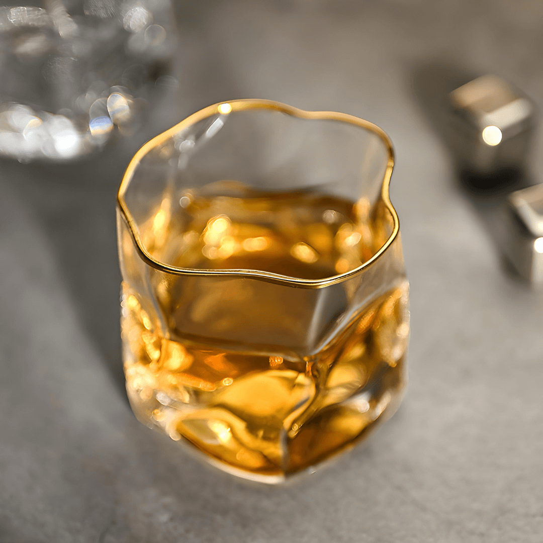 Japanisches Kristall-Whiskyglas mit goldfarbenem Akzent und Reliefstruktur - Premium-Trinkglas für Whisky, Cocktails und Spirituosen zu Hause | Sansoti