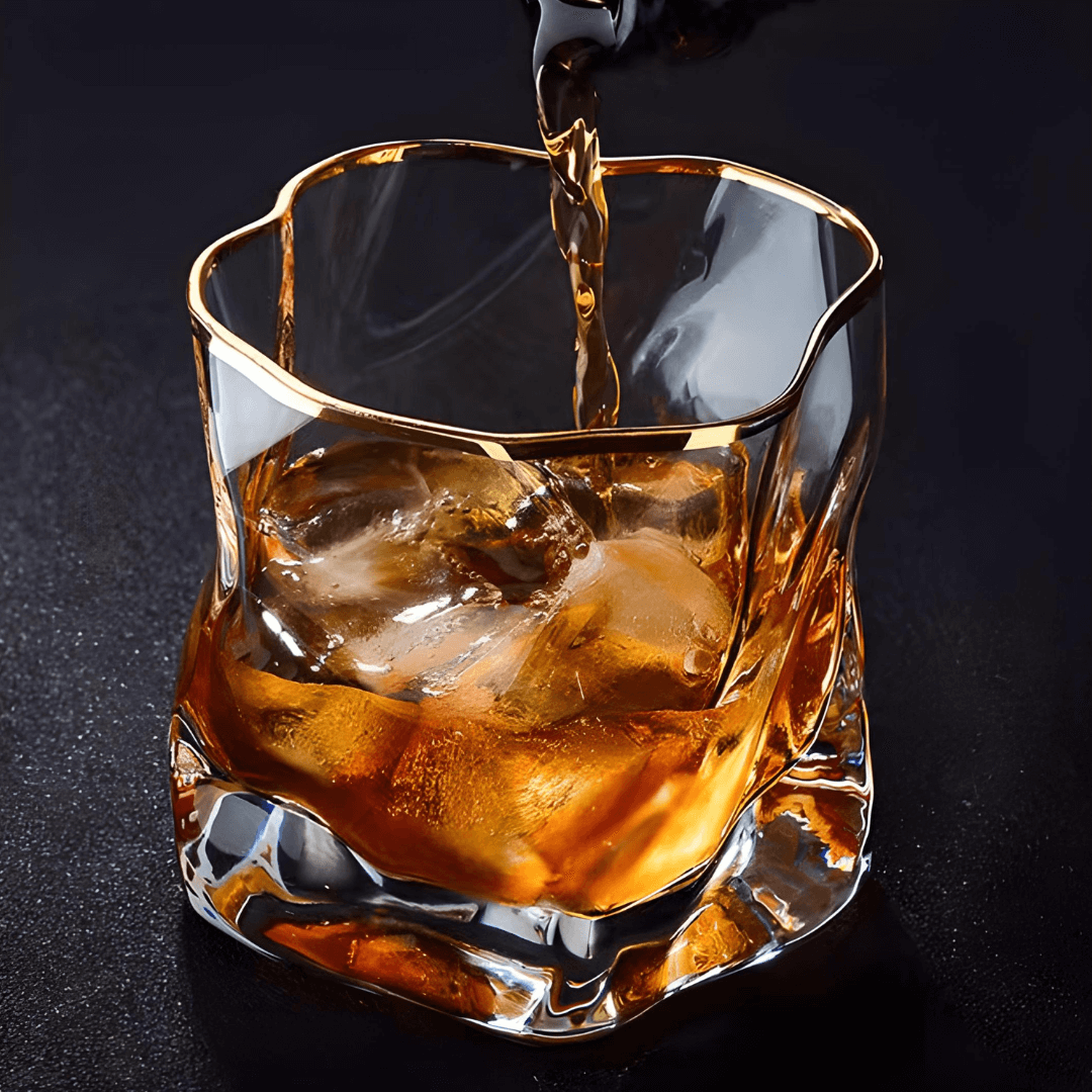Japanisches Kristall-Whiskyglas mit goldfarbenem Akzent und Reliefstruktur - Premium-Trinkglas für Whisky, Cocktails und Spirituosen zu Hause | Sansoti