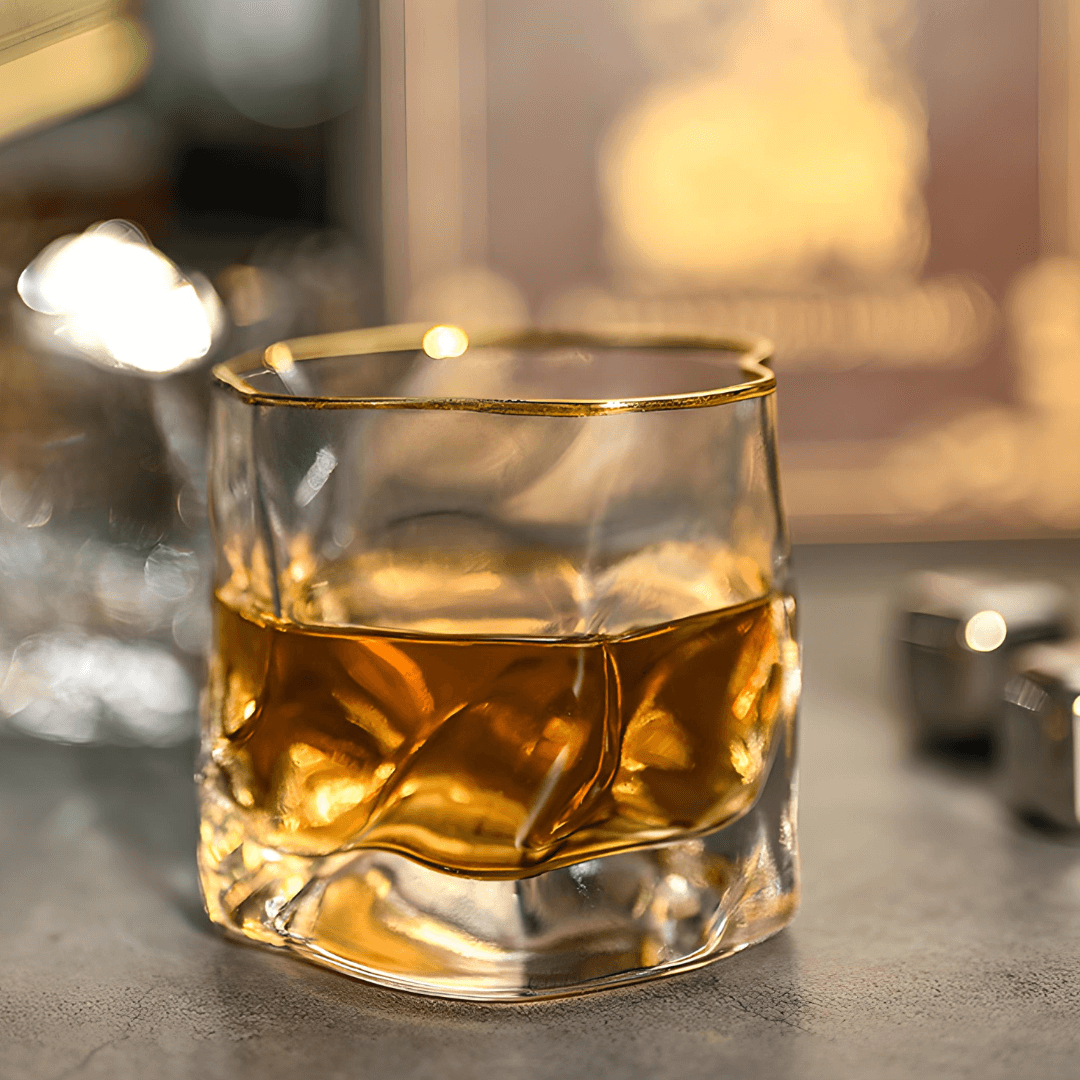 Japanisches Kristall-Whiskyglas mit goldfarbenem Akzent und Reliefstruktur - Premium-Trinkglas für Whisky, Cocktails und Spirituosen zu Hause | Sansoti