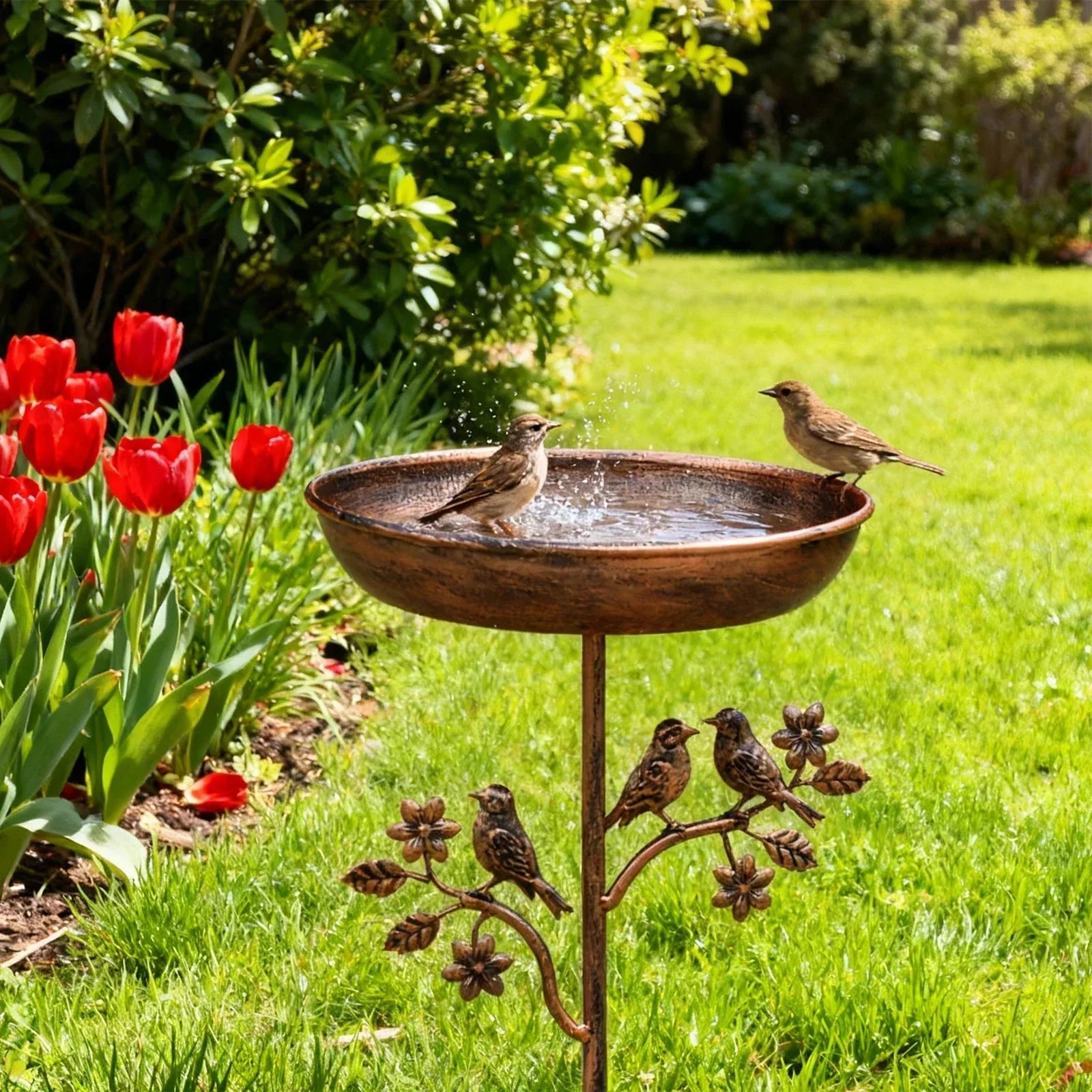 Metalen Vogelbad op Sierlijke Grondpen voor Wilde Vogels in de Tuin | Sansoti