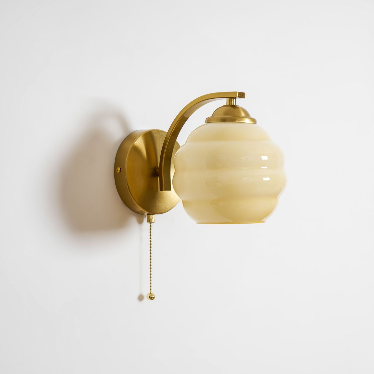 Art Deco Wandlamp met Gebogen Glazen Kap Vintage Stijl | Sansoti
