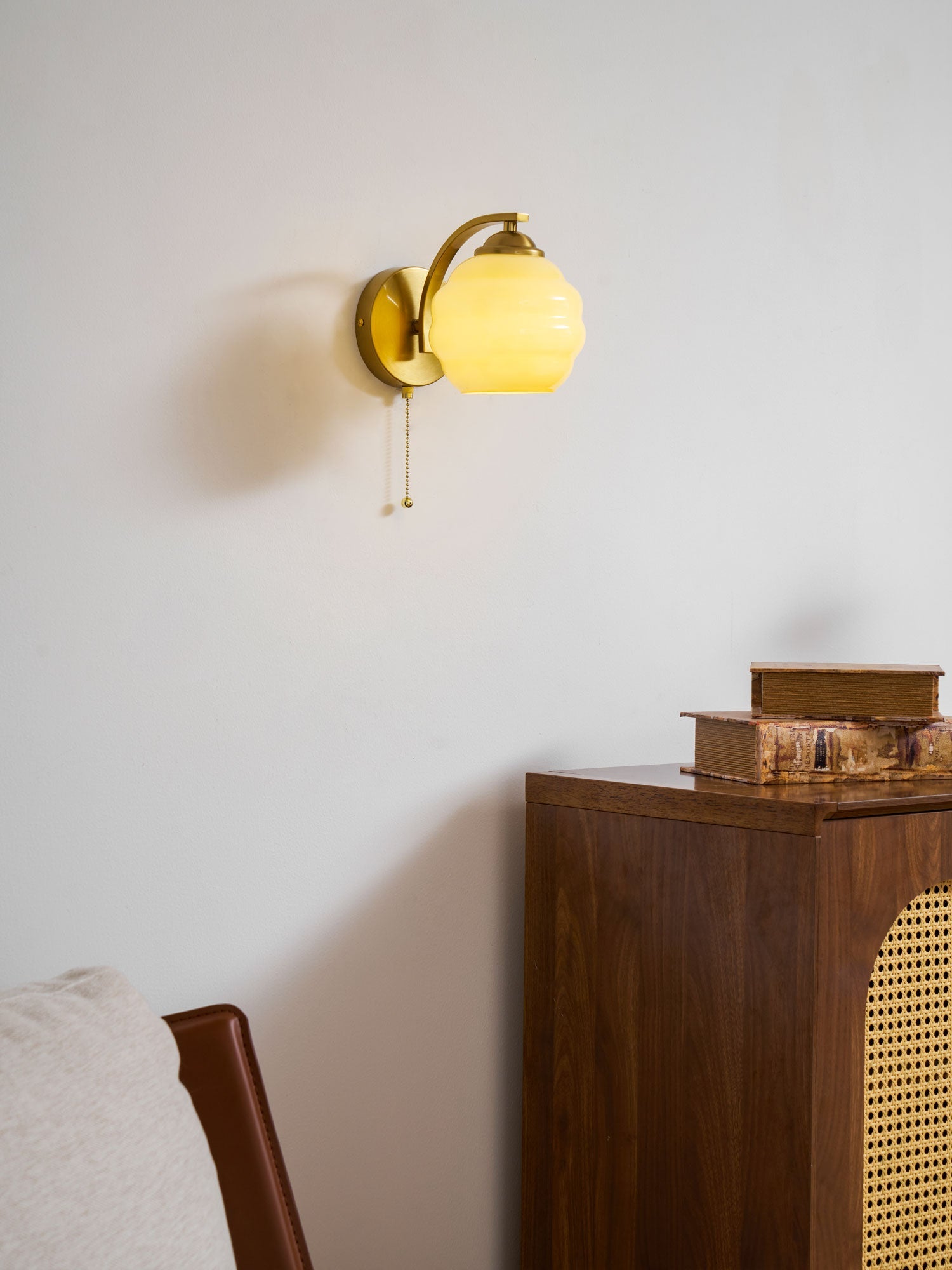 Art Deco Wandlamp met Gebogen Glazen Kap Vintage Stijl | Sansoti