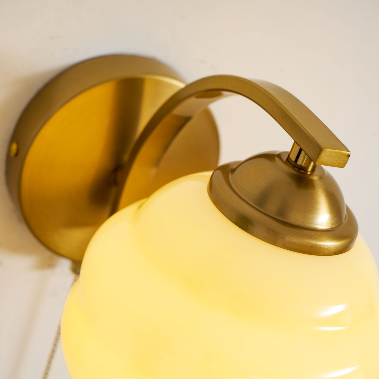 Art Deco Wandlamp met Gebogen Glazen Kap Vintage Stijl | Sansoti