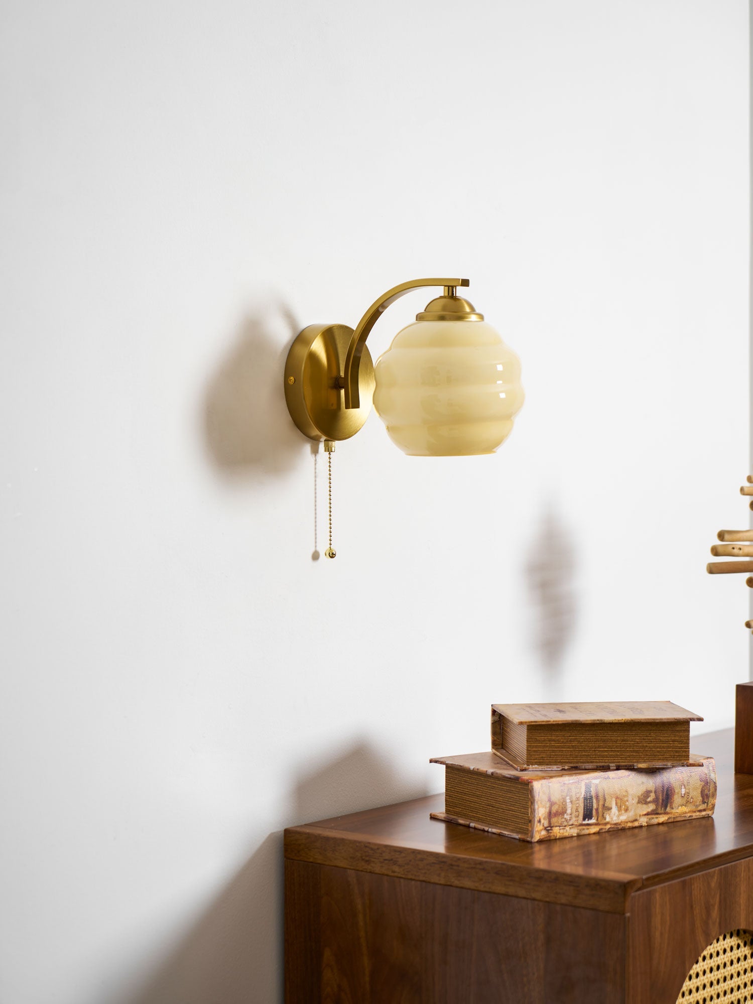 Art Deco Wandlamp met Gebogen Glazen Kap Vintage Stijl | Sansoti