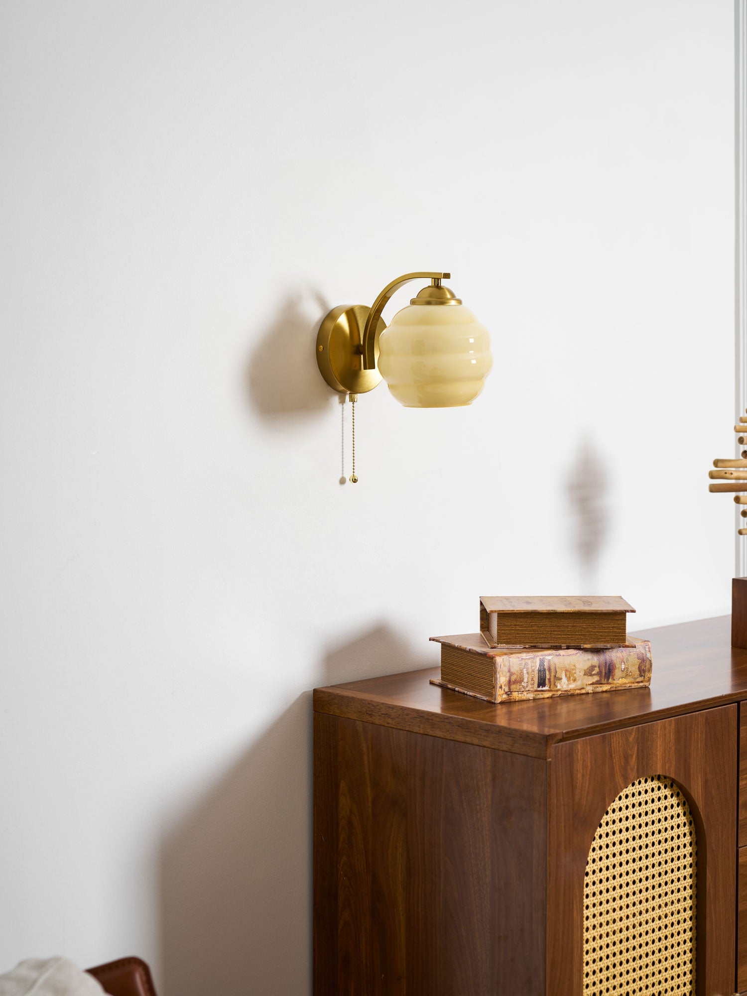 Art Deco Wandlamp met Gebogen Glazen Kap Vintage Stijl | Sansoti