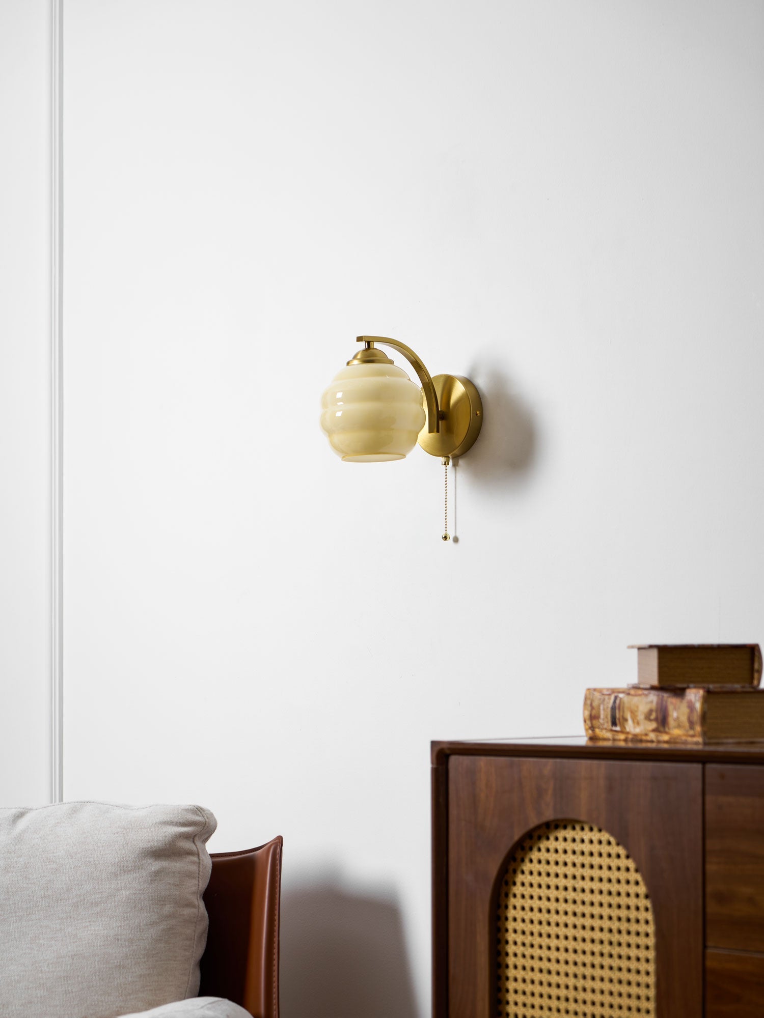 Art Deco Wandlamp met Gebogen Glazen Kap Vintage Stijl | Sansoti