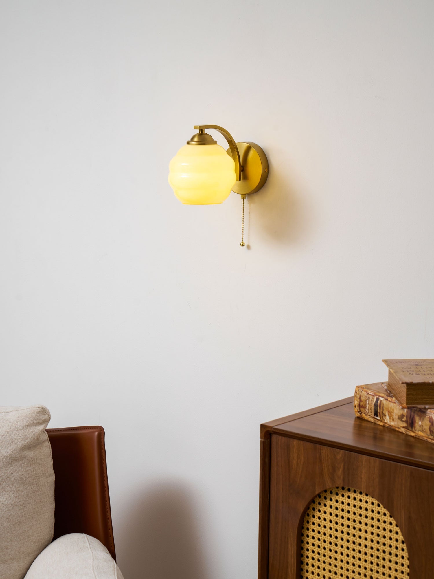 Art Deco Wandlamp met Gebogen Glazen Kap Vintage Stijl | Sansoti