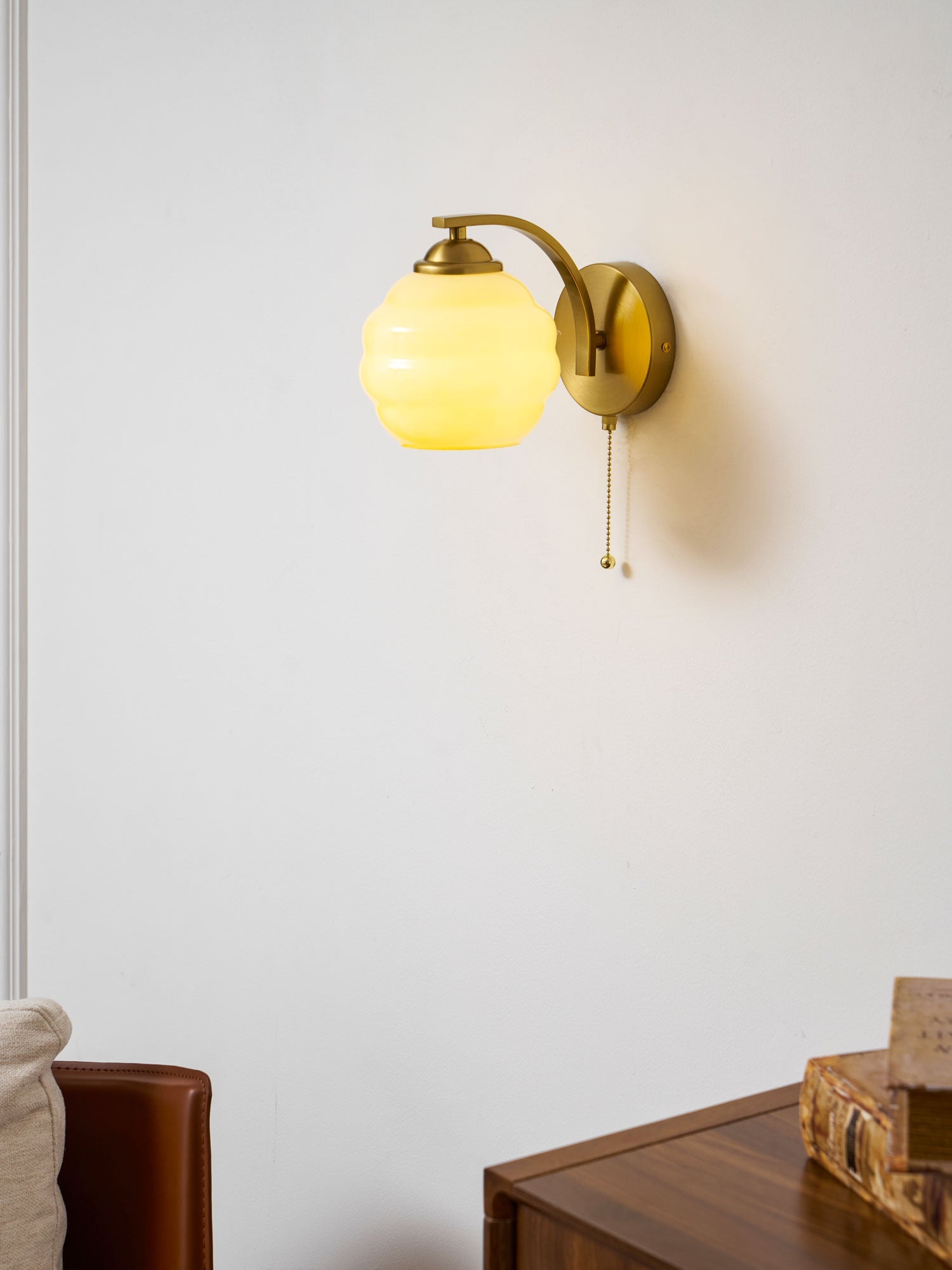 Art Deco Wandlamp met Gebogen Glazen Kap Vintage Stijl | Sansoti