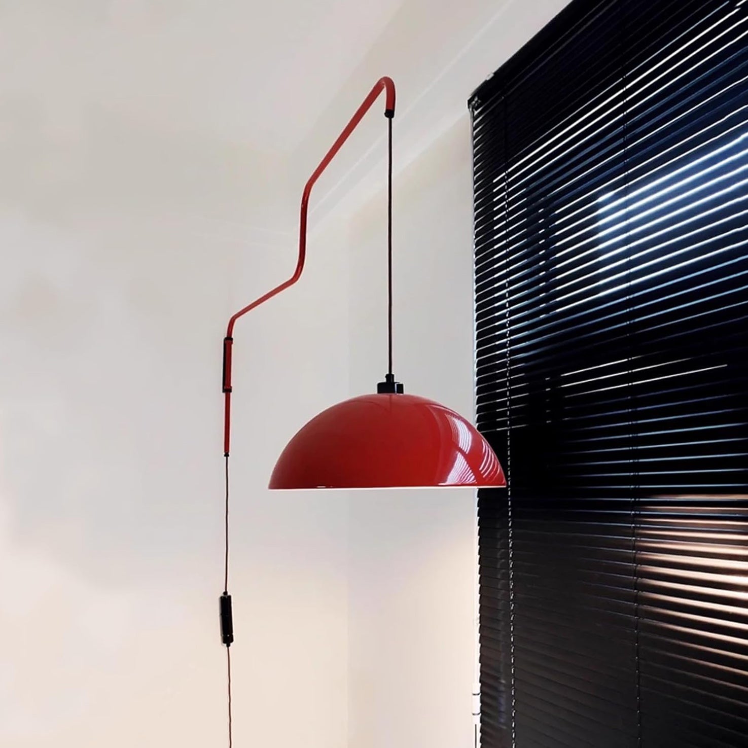 Geometrische Wandlamp Plug-In met Dimfunctie – Rood & Zwart Metalen Design – 3 Maten S/M/L | Sansoti
