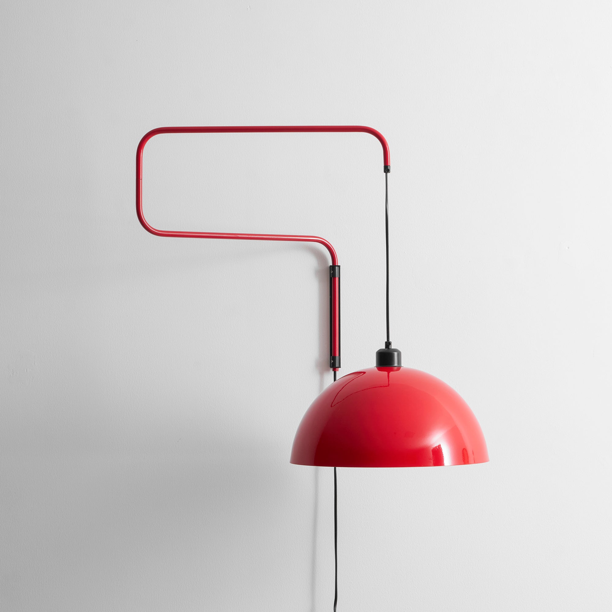 Geometrische Wandlamp Plug-In met Dimfunctie – Rood & Zwart Metalen Design – 3 Maten S/M/L | Sansoti