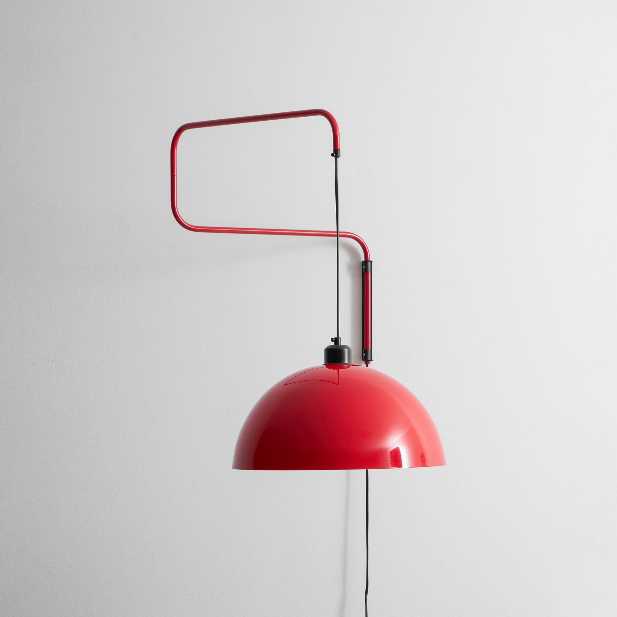 Geometrische Wandlamp Plug-In met Dimfunctie – Rood & Zwart Metalen Design – 3 Maten S/M/L | Sansoti